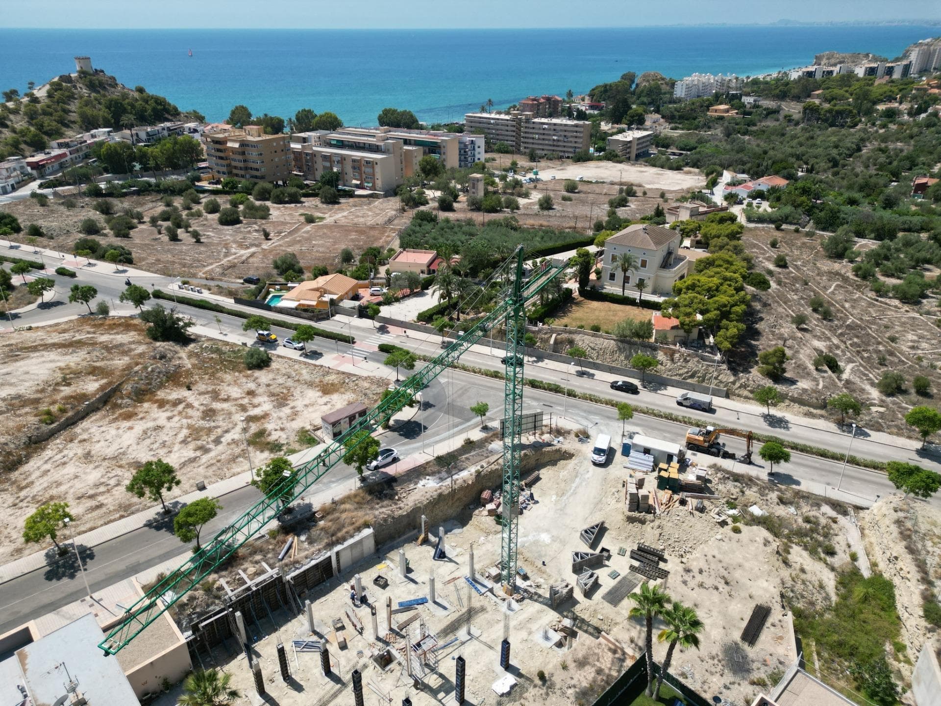 APARTAMENTOS DE NUEVA CONSTRUCCIÓN EN VILLAJOYOSA CERCA DEL MAR

 Complejo residencial de nueva construcción de 32 apartamentos de 2 y 3 dormitorios, terrazas, garajes y trasteros, zona comunitaria con piscina.

 Los apartamentos de la planta baja tienen jardín y los áticos tienen solarium privado.

 Todos los apartamentos cuentan con garaje y trastero. 

 Instalación de video portero electrónico.

 Preinstalación de aire acondicionado por conductos, distribución a todas las estancias de la vivienda. Instalación de extracción de humos.

 Complejo situado a 10 minutos del centro de Villjoyosa y a 5 minutos de la playa de Paraíso.

 Villajoyosa es una perla escondida en la Costa Blanca española. Este colorido pueblo pesquero está situado entre Benidorm y El Campello, a unos 30 minutos en coche del aeropuerto de Alicante.
 En los últimos años, este idílico pueblo se ha convertido en un lugar muy solicitado por residentes de segunda residencia y turistas. Villajoyosa tiene mucho que ofrecer, desde la amplia playa de arena hasta las estrechas y coloridas calles del centro histórico. 
 Hoy en día, más de treinta mil personas viven en Villajoyosa y, sobre todo, las coloridas casas ofrecen toneladas de inspiración para los numerosos artistas.
 Villajoyosa también es conocida por su delicioso museo de la fábrica de chocolate Valor.