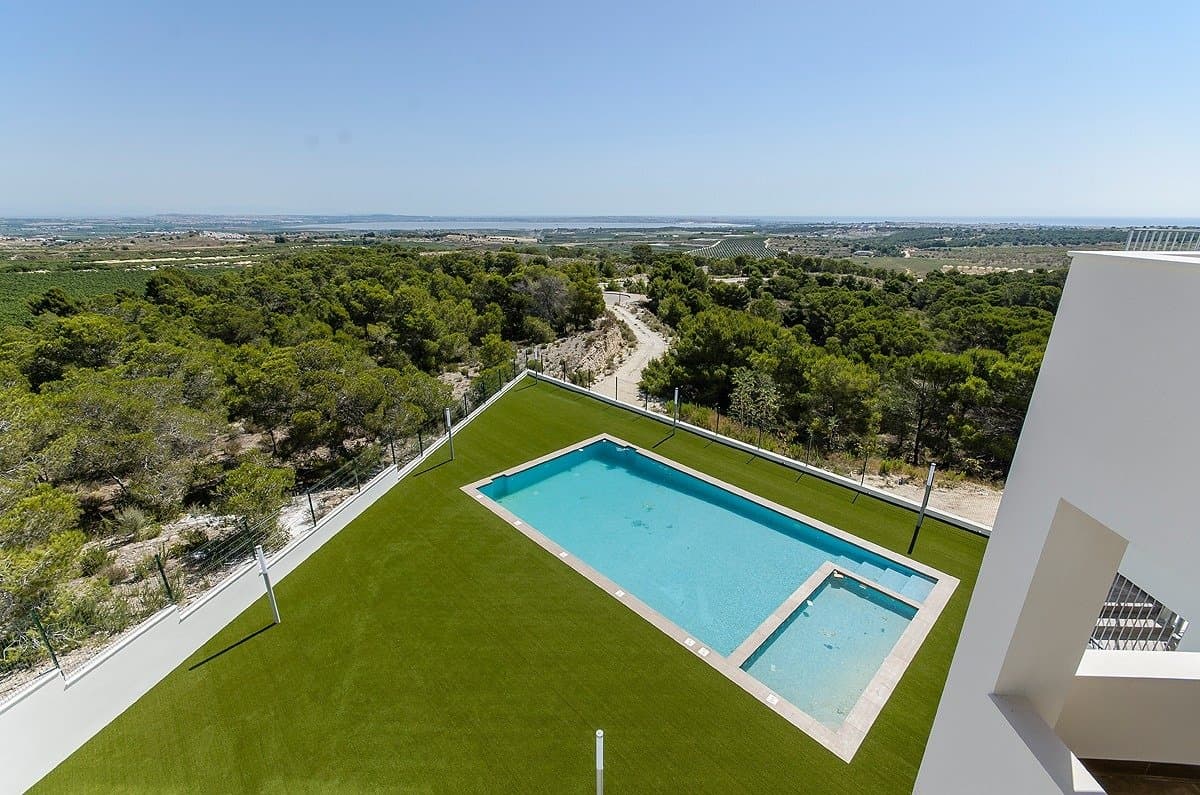 BUNGALOWS DE NUEVA CONSTRUCCIÓN EN SAN MIGUEL DE SALINAS  Residencial de obra nueva de chalets independientes y bungalows de diseño, situado en la Ciudad de las Comunicaciones, en San Miguel de Salinas.  Preciosos bungalows que le permitirán elegir entre 2 y 3 dormitorios, en la planta alta con solarium o en la baja con jardín, incluso la opción de sótano si desea espacio extra.  Todas las viviendas cuentan con plaza de garaje.  El Residencial cuenta con una bonita zona comunitaria con jardín y piscina. Residencial situado cerca de los campos de golf Las Colinas y Campoamor, ofrece unas vistas excepcionales a las lagunas de Torrevieja y La Mata. San Miguel de Salinas es un municipio de la Comunidad Valenciana, España. Situado en el sur de la provincia de Alicante, en la comarca de la Vega Baja del Segura cerca de la Región de Murcia. El aeropuerto de Alicante se encuentra a 35 minutos en coche y el aeropuerto de Murcias Corvera está a una hora en coche.