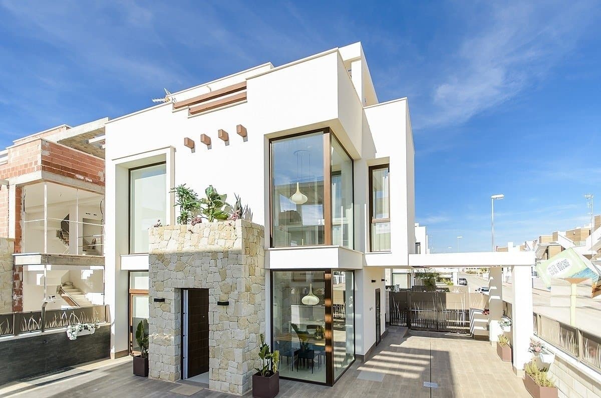 VILLAS DE NUEVA CONSTRUCCIÓN EN VERA, ALMERIA

 Residencial de obra nueva de bonitos chalets situados en la Costa de .
 Almería, Vera.

 Residencial de obra nueva de chalets independientes a elegir entre dos modelos: de doble altura, con tres dormitorios y tres baños y de tres dormitorios con dos baños, todo en una planta. 

 Ambos con piscina de 6x3 metros y sobre una parcela de 230 metros aproximadamente. 

 Como opción, todas las villas pueden disponer de espacio en el sótano con un coste adicional.

 Chalets situados a tan sólo 200 metros de la playa de Vera.

 Vera es uno de los mejores lugares naturistas de Europa, reconocido por la calidad y pureza de sus aguas. 

 Ofrece seis kilómetros de playas (Las Marinas-Bolaga, Puerto Rey, El Playazo, Quitapellejos).

 Vera limita con los famosos destinos turísticos como Mojácar y las Cuevas del Almanzora.

 Complejo residencial situado a una hora y media en coche del aeropuerto de Murcia - Corvera y a unas 2 horas del aeropuerto de Alicante.
