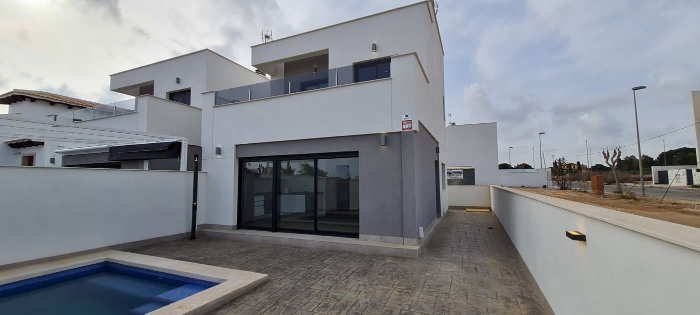 NYBYGGDE VILLAER I ORIHUELA COSTA

 Bolig med 8 eksklusive, moderne villaer i Los dolses, Orihuela Costa.

 Vakre villaer med 3 soverom og 2 bad, stue, kjøkken, galleri og terrasse bygget på tomtene fra 150m2 til 223m2, har hage med privat basseng og parkplass.

 Som et alternativ kan du ha et solarium mot en ekstra kostnad.

 Bolig som ligger i det beste boligområdet i Orihuela Costa, og har alle tjenestene, perfekt kommunisert 2 minutter fra motorveien A-7.

 Los Dolses ligger i nærheten av det veldig populære Villamartin-området med turister og innbyggere, og det meste av samfunnet består av vesteuropeiske utlendinger som har bosatt seg der i løpet av de siste 15 årene, og praktisk talt forvandlet den opprinnelige landsbyen til en levende destinasjon hele året.

 Det er 3 golfbaner i nærheten, og strendene med blått flagg er bare en kort 10-minutters kjøretur unna.

 Alicante og Murcia flyplasser er 45 minutters kjøring unna.