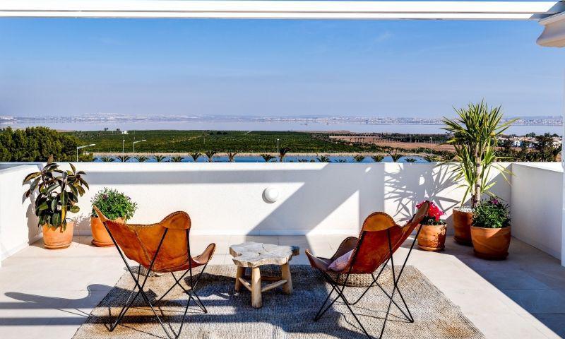 NYTT BYGGEBOLIG I LOS BALCONES (TORREVIEJA)

 Fantastisk nybyggprosjekt på 67 leiligheter med 2 og 3 soverom, i første etasje med hage, 1. etasje med solarium, eller duplex.

 Prosjektet ligger i det populære boligområdet Los Balcones like utenfor Torrevieja med lett tilgang til alle nødvendige tjenester, nær flere golfbaner, stranden og sykehuset.

 Leilighetene selges med 1 parkeringsplass i kjeller og bod;

 Fellesområdene er utstyrt med et fantastisk 200 m2 evighetsbasseng med innvendig belysning, hager med aromatiske planter, et barneområde og et boblebad.

 Torrevieja er en by med et bredt spekter av fritid og gastronomi, flotte sandstrender, et mildt klima, kun 42 km fra Alicante flyplass og med liv hele året.