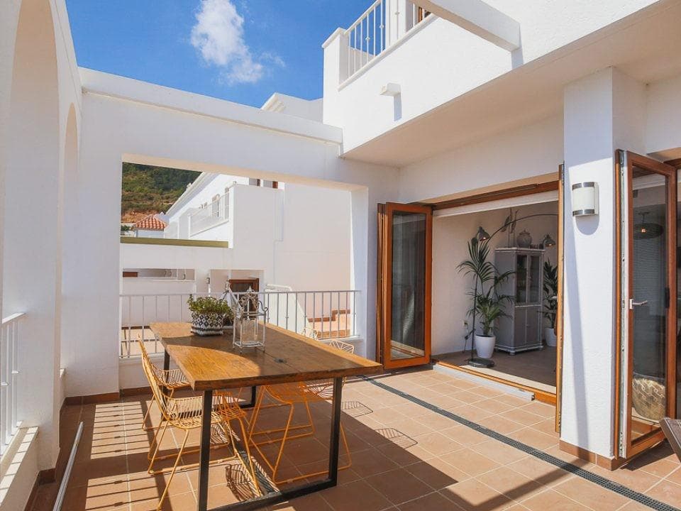 RESIDENTIAL WITH SEA VIEWS AND LARGE TERRACES!!!

 New construction residential with sea views in the town of Xeresa (Gandía) Oriented to the Southeast.

 You can choose between apartments with 1, 2 or 3 bedrooms and penthouses with a private solarium. Garage and storage included in the price. Residential with elevator and several community pools.

 From the apartments you can enjoy views of the natural park, orange groves, mountains and the sea.

 The residence has a social club, community pool, gym, paddle tennis courts, sports facilities and outdoor fitness.

 With the town of Xeresa 1 km away and 3 km from the beaches of Gandía, together with the airport and the city of Valencia 60 km away, they make this a perfect enclave for your family vacations.