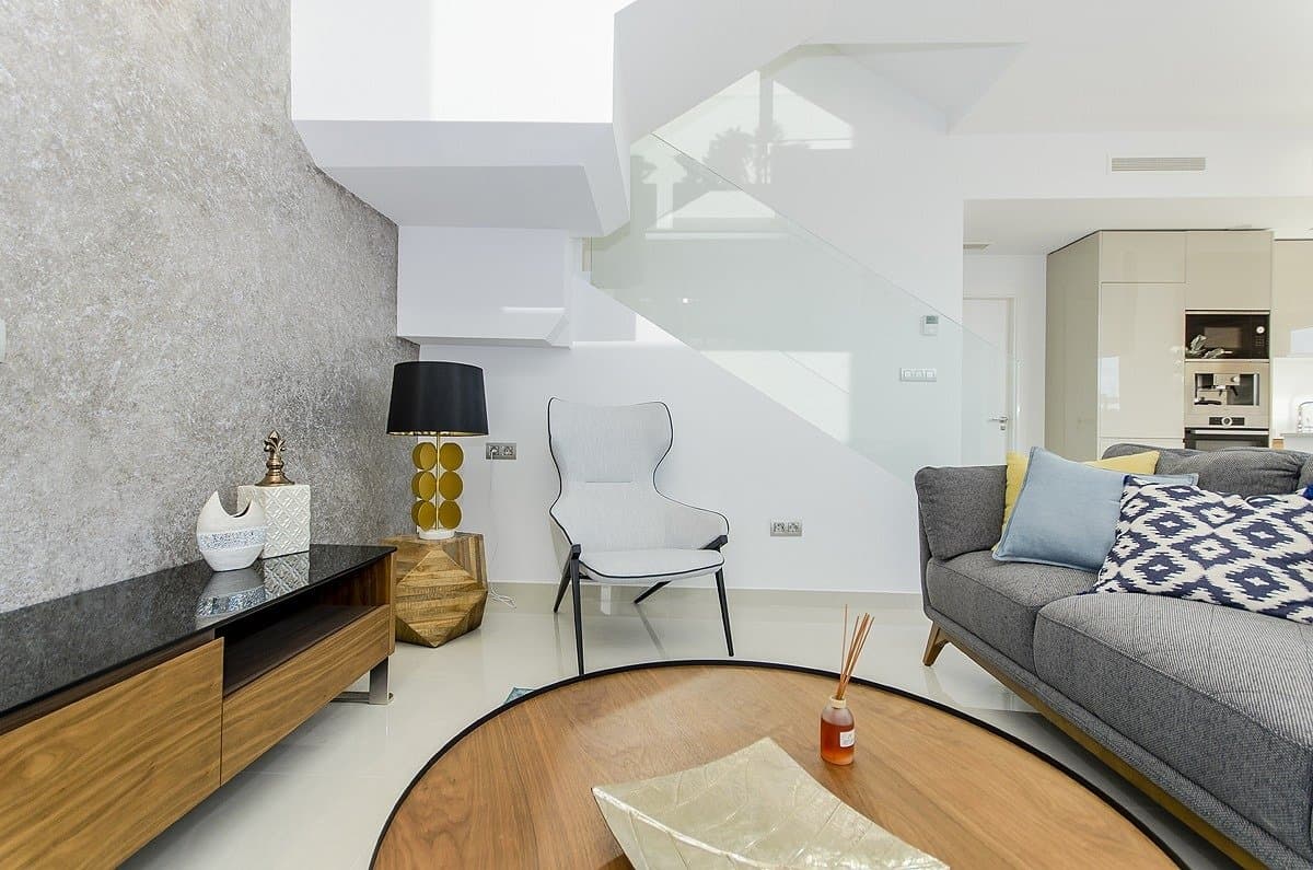 НОВЫЕ ВИЛЛЫ В ЛОС МОНТЕСИНОС Новые виллы с 3 спальнями и 3 ванными комнатами, кухней открытого плана с гостиной-столовой. Все виллы имеют террасу, частный бассейн, частный сад и подъездную дорогу.  За дополнительную плату можно заказать подвалы. Все они построены из высококачественных материалов с использованием передовых технологий для удобства и комфорта наших клиентов. Типичный городок Лос Монтесинос стратегически расположен в 10 минутах езды на машине от пляжей и развлечений Торревьехи (со всеми услугами большого города: театр, 2 больницы, международные школы и т.д.), от нескольких полей для гольфа и с легким доступом к автомагистрали A7, чтобы добраться до аэропорта Аликанте за 20 минут. В урбанизации есть супермаркеты и бары для ежедневного обслуживания, являясь сельской и тихой средой.  Климат в этом районе гарантирует 300 солнечных дней в году при средней температуре 20ºC, что, вместе с богатой гастрономией, культурными и спортивными мероприятиями, доступными в окрестностях, делает этот район идеальным местом для создания второй резиденции для отдыха или спокойного места для постоянного проживания.