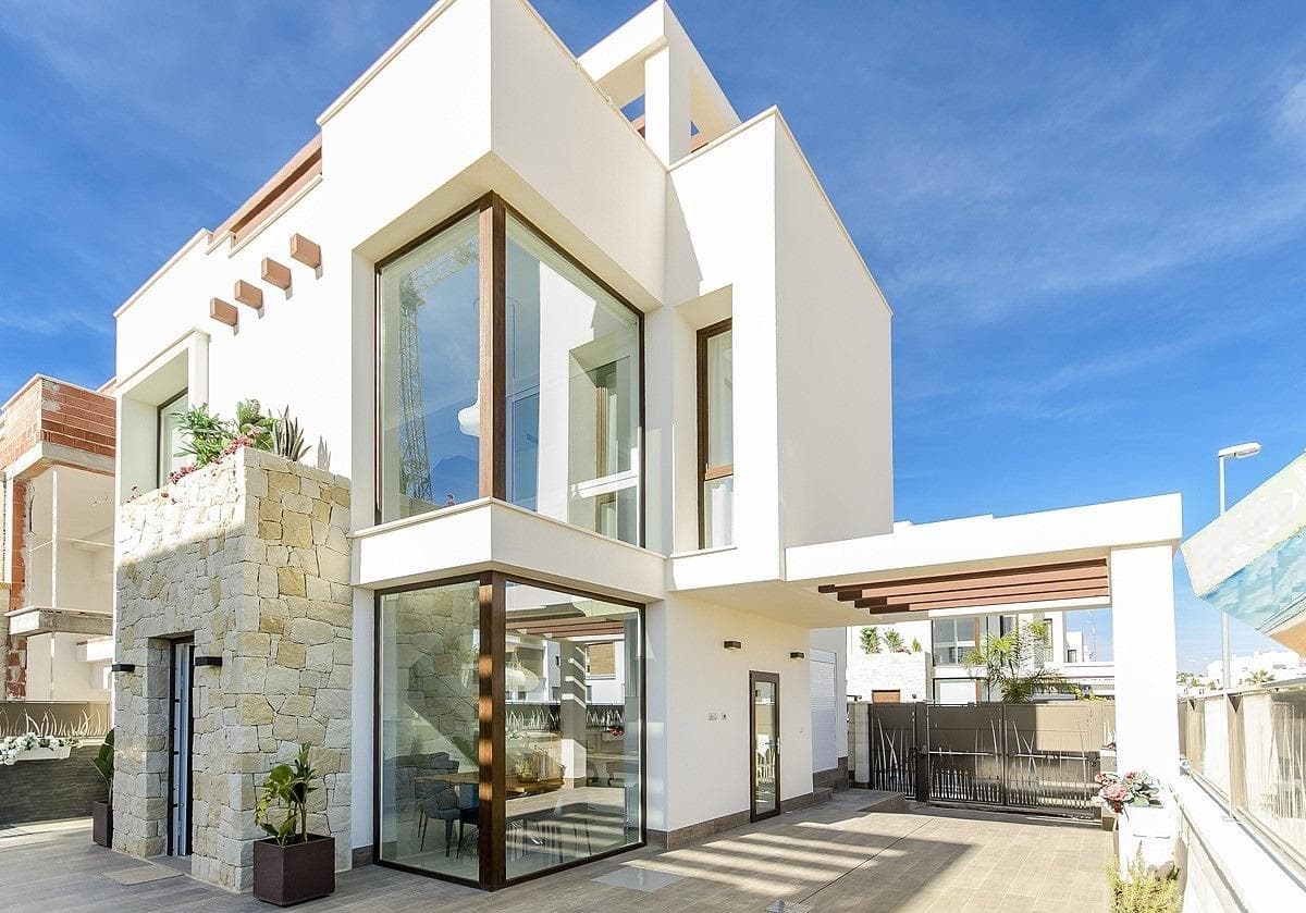 RESIDENCIAL DE OBRA NUEVA DE VILLAS EN LOS MONTESINOS Villas de nueva construcción con 3 dormitorios y 3 baños, cocina abierta con salón-comedor. Todas las villas tienen terraza, piscina privada, jardín privado y parking dentro de la parcela. Algunas unidades disponen de sótanos donde se pueden ubicar dormitorios y baños adicionales. Todas están construidas con materiales de alta calidad y con tecnología avanzada para el confort y la comodidad de nuestros clientes.  El típico pueblo de Los Montesinos está estratégicamente situado a 10 minutos en coche de las playas y del ocio de Torrevieja (con todos los servicios de una gran ciudad: teatro, 2 hospitales, colegios internacionales, etc.), de varios campos de golf y con fácil acceso a la autopista A7 para llegar al aeropuerto de Alicante en 20 min. En la urbanización hay supermercados y bares para el servicio diario, siendo un entorno rural y tranquilo.  El clima de esta zona garantiza 300 días de sol al año con una temperatura media de 20ºC, lo que unido a la rica gastronomía y a las actividades culturales y deportivas que se pueden realizar en su entorno, hacen de esta zona un lugar ideal para establecer una segunda residencia vacacional o un lugar tranquilo para vivir de forma permanente.