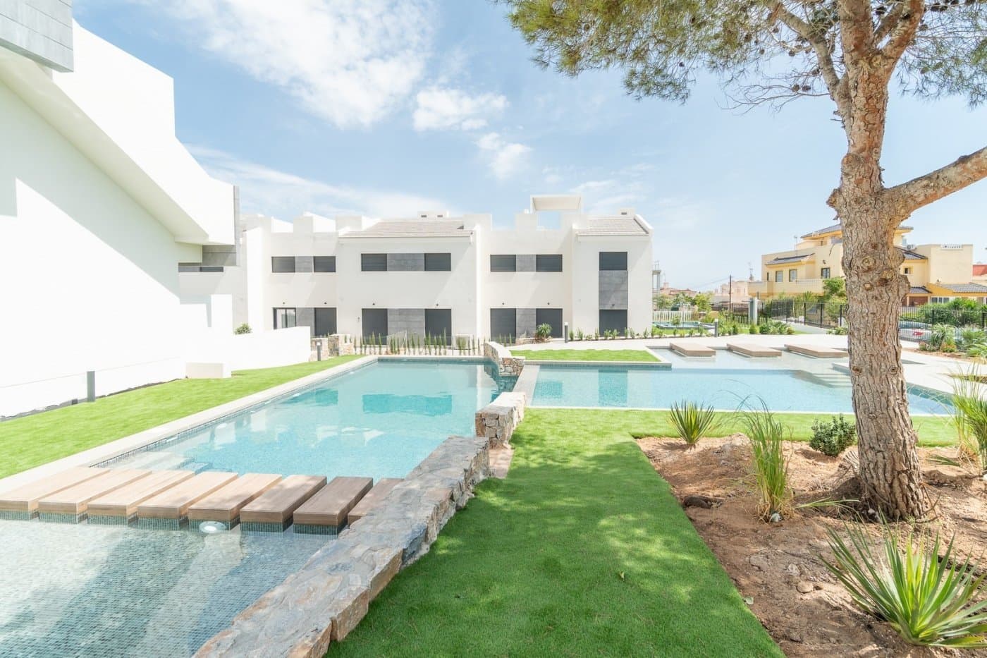 Nytt boligkompleks på Los Balcones (Torrevieja)

 Dette er et eksklusivt boligkompleks som består av 30 leiligheter i Los Balcones de Torrevieja, et av de beste turistområdene på Costa Blanca.

 Hvor du kan nyte en fantastisk utsikt takket være beliggenheten, da dette boligen er omgitt av de uslåelige og privilegerte naturlige omgivelsene til Laguna Rosa de Torrevieja, samt nærheten til de berømte strendene Torrevieja og Orihuela Costa.

 På dette boligen finner du boliger med moderne stil og topp kvalitet, boliger med 2 til 3 soverom, samt private uteområder med terrasse, solarium og / eller hage, hvor du kan nyte den fantastiske utsikten. Komplekset har også store fellesområder utstyrt med et stort felles svømmebasseng, grønne soner og parkering.