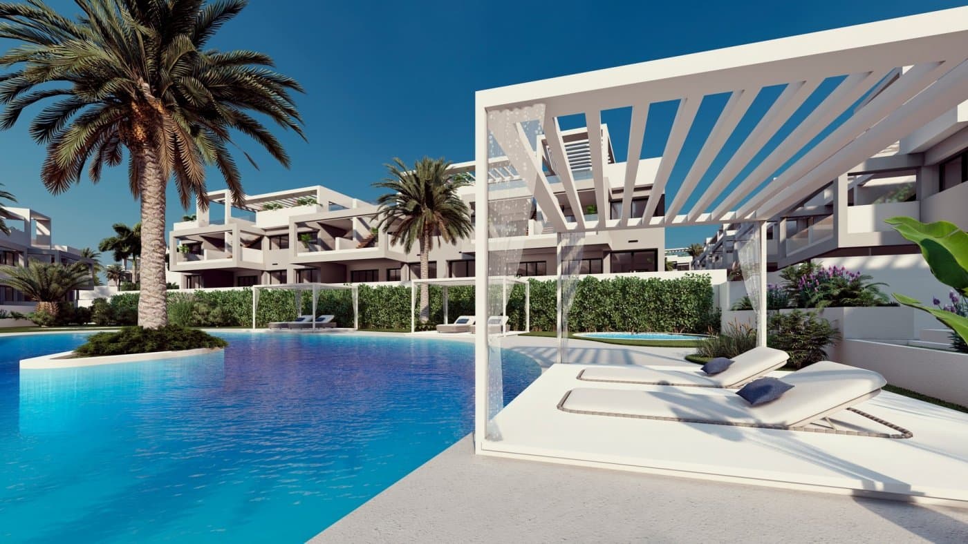 NYBYGG BOLIG AV BUNGALOW LEILIGHETER I LOS BALCONES

 Nybygg UNIKT boligkompleks i Los Balcones.

 Bolig består av 136 luksuriøse bungalowleiligheter bygget med materialer av topp kvalitet. Hver av dem har magisk utsikt over Laguna Rosa de Torrevieja og Middelhavet.

 Husene har mer enn 131m2 fordelt på en romslig stue/spisestue med åpen kjøkkenløsning, 2 store soverom og 2 komplette bad.

 Du kan velge mellom bungalower i første etasje med sine 2 store private terrasser for å nyte klimaet på Costa Blanca.

 Eller bungalower i første etasje på 178m2 med 85m2 solarium med panoramautsikt over Laguna Rosa og Middelhavet

 Komplekset tilbyr idylliske anlagte fellesarealer med 3 svømmebassengområder, boblebad, treningsområde, paddle-tennisbane, minigolf, barneområde, ladepunkt for elektriske kjøretøy ... og mye mer! Dens førsteklasses fasiliteter og grønne områder vil tillate deg å nyte med familie og venner de 320 dagene med solskinn som Costa Blanca tilbyr.

 ​​Los Balcones ligger like utenfor Torrevieja med alle tilgjengelige tjenester, kun 5 minutter fra Playa de los Náufragos, supermarkeder, skolen og kjøpesenteret La Zenia Boulevard, og ett minutt fra Torrevieja Universitetssykehus.

 Komplekset ligger 40 minutter fra Alicante flyplass og 1 time Murcia - Corvera flyplass.