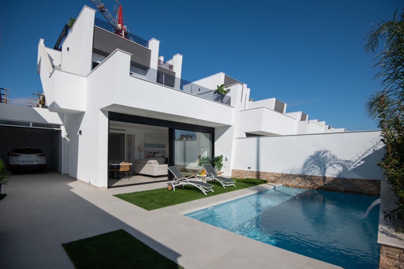 NYBYGGDE REKKEHUS I SANTIAGO DE LA RIBERA

 Nybygg utvikling av rekkehus med private svømmebassenger som ligger i Santiago de la Ribera og kun en kort spasertur til strendene i Mar Menor.

 Designet for å gi det perfekte private moderne oppholdsrommet, med doble glassskyvedører som åpner direkte mot et stort ytre rom med privat svømmebasseng, inngjerdet hage og parkeringsplass.

 Du kan nyte solen hele året i solariet på taket, og en praktisk oppbevaring og mye ekstrautstyr som hvitevarer, eksterne lydhøyttalere og til og med et sommerkjøkken blant mange andre er inkludert.

 Bare 850 m fra stranden er det et perfekt sted å nyte det fantastiske klimaet i området, med sin vakre promenade som er et fantastisk sted å gå enten dag eller kveld, med utallige restauranter å velge mellom, og noen flotte tapasbarer bare ved sjøen eller ved den stadig populære marinaen.

 Dette området tilbyr en rekke sportsaktiviteter, inkludert sesongbasert vannsport og omkringliggende golfbaner like i nærheten!

 Santiago de la Ribera ligger på Mar Menor, på kysten av Murcia. Denne gamle fiskerlandsbyen har 4 kilometer strand, med fin, gylden sand.

 Middelhavsvannet er ideelt for å nyte solen, havet og vannsport hele året. Den har en attraktiv, palmeomkranset promenade som går langs stranden.

 Komplekset ligger 30 minutter fra Murcia - Corvera flyplass og 1 time Alicante flyplass.