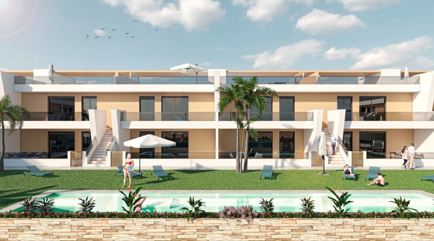 NYBYGG BUNGALOW LEILIGHETER I SAN PEDRO DEL PINATAR

 Nybygget boligkompleks med vakre moderne 3-roms bungalowleiligheter i San Pedro Del Pinatar.

 Bungalowen i første etasje har en terrasse med egen hage. Bungalowen i toppetasjen har et stort solarium.

 Alle bungalowene har en parkeringsplass.

 Den har felles hageområde med svømmebasseng.

 San Pedro del Pinatars privilegerte beliggenhet ved Mar Menor og Middelhavskysten tiltrekker seg de som er interessert i seiling og vannsport, og tilbyr båthavn og seilklubber, mens strendene og naturlige gjørmebad tiltrekker seg de som søker trygg sol, sjø og sand.

 San Pedro del Pinatar har et etablert samfunn og tilbyr et utmerket utvalg av aktiviteter, inkludert overbygd svømmebasseng og idrettsanlegg, samt et helårs program med sosiale aktiviteter i det hyggelige vinterværet. Fordelene med gjørmebadene, typisk for regionen, eller det rolige vannet i Mar Menor, har favorisert veksten av Lo Pagán, som for tiden har alle slags fasiliteter. I tillegg har det en utmerket beliggenhet, kun 5 minutter fra Commercial Centre Dos Mares.

 Murcia/Corvera flyplass ligger 30 minutter unna, og Alicante flyplass er en times kjøretur unna.