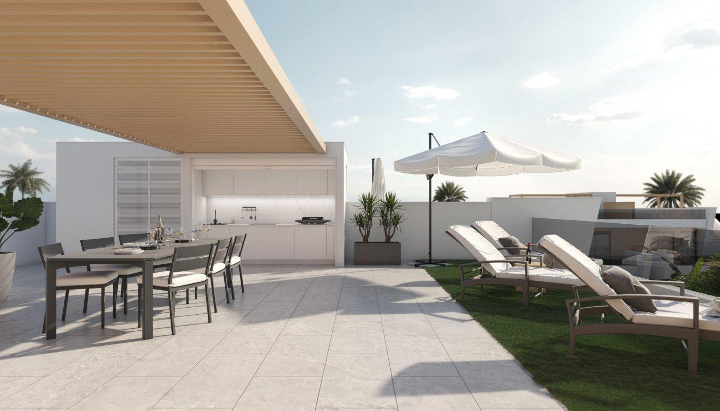 NYBYGG BUNGALOW LEILIGHETER I SAN PEDRO DEL PINATAR

 Nybygget boligkompleks med vakre moderne 3-roms bungalowleiligheter i San Pedro Del Pinatar.

 Bungalowen i første etasje har en terrasse med egen hage. Bungalowen i toppetasjen har et stort solarium.

 Alle bungalowene har en parkeringsplass.

 Den har felles hageområde med svømmebasseng.

 San Pedro del Pinatars privilegerte beliggenhet ved Mar Menor og Middelhavskysten tiltrekker seg de som er interessert i seiling og vannsport, og tilbyr båthavn og seilklubber, mens strendene og naturlige gjørmebad tiltrekker seg de som søker trygg sol, sjø og sand.

 San Pedro del Pinatar har et etablert samfunn og tilbyr et utmerket utvalg av aktiviteter, inkludert overbygd svømmebasseng og idrettsanlegg, samt et helårs program med sosiale aktiviteter i det hyggelige vinterværet. Fordelene med gjørmebadene, typisk for regionen, eller det rolige vannet i Mar Menor, har favorisert veksten av Lo Pagán, som for tiden har alle slags fasiliteter. I tillegg har det en utmerket beliggenhet, kun 5 minutter fra Commercial Centre Dos Mares.

 Murcia/Corvera flyplass ligger 30 minutter unna, og Alicante flyplass er en times kjøretur unna.