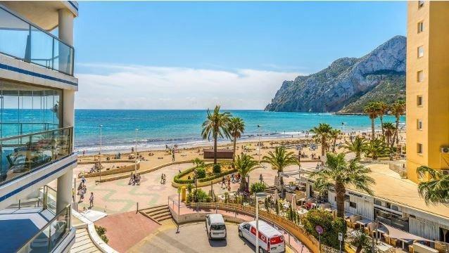 VAKRE LEILIGHETER MED HAVUTSIKT I CALPE

 Vakker leilighet på den aller første linjen av La Fossa-stranden i Calpe.

 Leiligheter med 1, 2 og 3 soverom fullt møblert, utstyrt bad, åpent og utstyrt kjøkken og stue/spisestue.

 Fra spisestuen er det utgang til terrasse som byr på storslått sjøutsikt.

 Du kan også se på vakker utsikt over Las Salinas.

 Parkeringsplasser tilgjengelig mot et pristillegg.

 I fellesområdene har den et svømmebasseng for voksne og barn og boblebad. En utrolig mulighet for elskere av havet.

 Calpe, en av byene La Marina Alta, ligger på nordkysten av provinsen Alicante, omgitt av byene Altea, Benidorm, Teulada-Moraira, Benissa.

 Calpe har en herlig blanding av gammel valenciansk kultur og moderne turistfasiliteter. Det er en flott base for å utforske lokalområdet eller nyte de mange lokale strendene. Calpe alene har tre av de vakreste sandstrendene på kysten.

 Calpe har også to seilklubber: Real Club Náutico de Calpe og Club Náutico de Puerto Blanco.

 Fiskerlandsbyen Calpe nå forvandlet til en turistmagnet, byen har en ideell beliggenhet, lett tilgjengelig fra motorveien A7 og N332 som går fra Valencia til Alicante; Det er ca. 1 times kjøring fra flyplassen i Alicante og 1,5 time til Valencias flyplass.