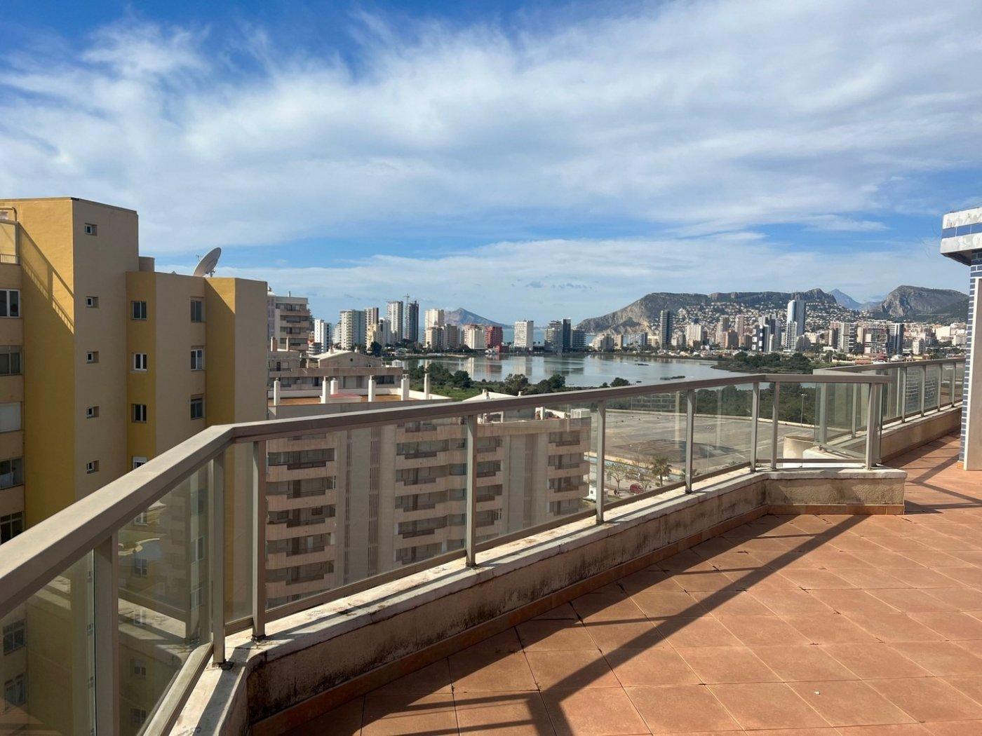 PRECIOSOS ATICOS CON VISTAS AL MAR EN CALPE&#13;&#13; Preciosos apartamentos en primera línea de la playa de La Fossa en Calpe.&#13;&#13; Apartamentos de 1, 2 y 3 dormitorios totalmente amueblados, con baños equipados, cocina abierta y equipada y salón-comedor. &#13;&#13; Ático de 2 plantas con 3 dormitorios, 2 baños con terrazas que ofrecen magníficas vistas al mar.&#13;&#13; También se pueden contemplar hermosas vistas a Las Salinas.&#13;&#13; Plazas de aparcamiento disponibles con un coste adicional.&#13;&#13; En sus zonas comunes cuenta con piscina para adultos y niños y jacuzzi. Una increíble oportunidad para los amantes del mar.&#13;&#13; &#13; Calpe, una de las poblaciones de La Marina Alta, se encuentra en la costa norte de la provincia de Alicante, rodeada por las poblaciones de Altea, Benidorm, Teulada-Moraira, Benissa.&#13;&#13; Calpe tiene una maravillosa mezcla de antigua cultura valenciana y modernas instalaciones turísticas. Es una gran base desde la que explorar la zona local o disfrutar de las numerosas playas locales. Sólo Calpe tiene tres de las más bellas playas de arena de la costa.&#13;&#13; Calpe también cuenta con dos clubes de vela: Real Club Náutico de Calpe y Club Náutico de Puerto Blanco.&#13;&#13; El pueblo pesquero de Calpe ahora se ha transformado en un imán turístico, la ciudad se encuentra en una ubicación ideal, de fácil acceso por la autopista A7 y la N332 que va desde Valencia a Alicante; es aproximadamente 1 hora en coche desde el aeropuerto de Alicante y 1,5 horas al aeropuerto de Valencia.&#13;&#13;