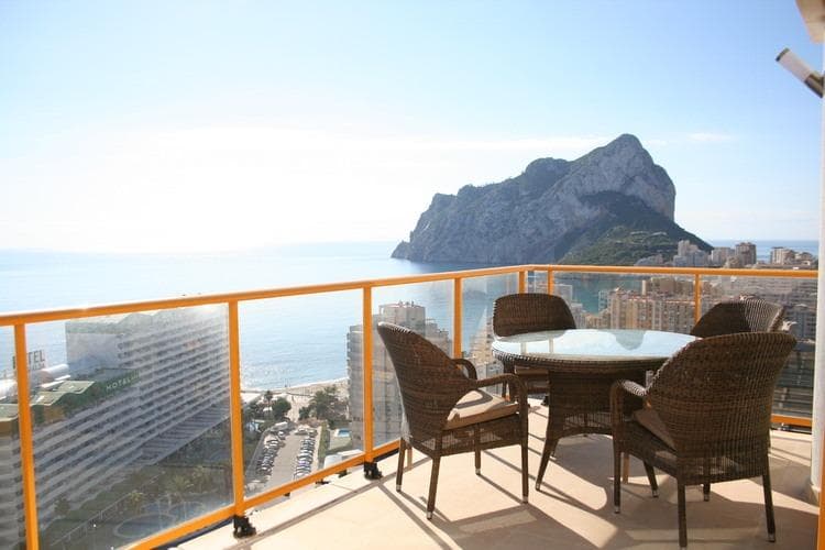 VAKRE LEILIGHETER MED HAVUTSIKT I CALPE

 21 etasjes bygning med 1 og 2 roms leiligheter i Calpe.

 På grunn av beliggenheten vil du nyte fantastisk utsikt over Levante-stranden og Peñon de Ifach, enkel tilgang til strendene og promenaden som ligger bare noen få meter unna, samt tilgang til en rekke tjenester som Calpe tilbyr, som f.eks. som supermarkeder, restauranter, apotek og butikker blant andre.

 Leiligheter med 1 og 2 soverom fullt møblert, et utstyrt bad, et åpent og utstyrt kjøkken og stue/spisestue og terrasser som tilbyr fantastisk havutsikt.

 Du kan også se på vakker utsikt over Las Salinas.

 Parkeringsplasser tilgjengelig mot et pristillegg.

 I fellesområdene har den et svømmebasseng for voksne og barn og boblebad. En utrolig mulighet for elskere av havet.

 Calpe, en av byene La Marina Alta, ligger på nordkysten av provinsen Alicante, omgitt av byene Altea, Benidorm, Teulada-Moraira, Benissa.

 Calpe har en herlig blanding av gammel valenciansk kultur og moderne turistfasiliteter. Det er en flott base for å utforske lokalområdet eller nyte de mange lokale strendene. Calpe alene har tre av de vakreste sandstrendene på kysten.

 Calpe har også to seilklubber: Real Club Náutico de Calpe og Club Náutico de Puerto Blanco.

 Fiskerlandsbyen Calpe nå forvandlet til en turistmagnet, byen har en ideell beliggenhet, lett tilgjengelig fra motorveien A7 og N332 som går fra Valencia til Alicante; Det er ca. 1 times kjøring fra flyplassen i Alicante og 1,5 time til Valencias flyplass.