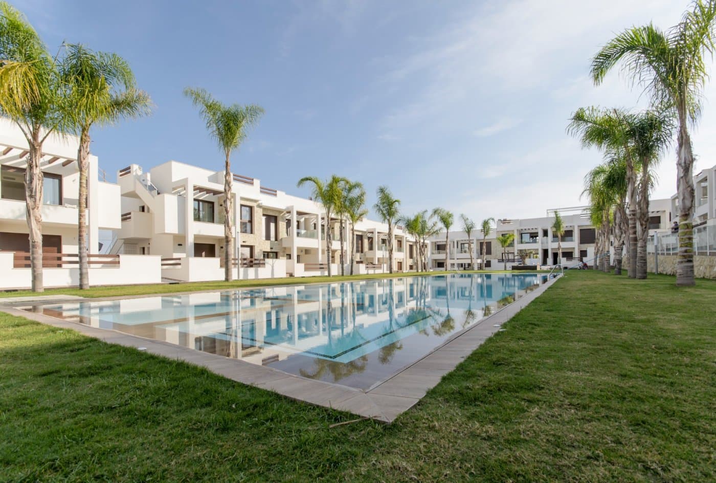 NYBYGG BOLIG AV BUNGALOW LEILIGHETER I LOS BALCONES, TORREVIEJA&#13;&#13; Nybygget boligkompleks med praktfull rosa utsikt over saltsjøen i Los Balcones.&#13;&#13; Komplekset består av 104 bungalowleiligheter med 2 og 3 soverom, bungalower i toppetasjen har private solarium med panoramautsikt til saltsjøen og bungalower i første etasje har store terrasser med utsikt over det grønne området.&#13;&#13; Disse bungalowene deler vakre grøntområder og 2 store svømmebassenger.&#13; Valgfri underjordisk parkering og lagringsplasser er tilgjengelig.&#13;&#13; Denne boligen tilbyr moderne design, utvalgte materialer, leiligheter ferdig til de høyeste spesifikasjonene med kun materialer av topp kvalitet.&#13;&#13; Boligen skal bygges opp til en åsside, på denne måten er utsikten og også luften klar og unik kvalitet.&#13;&#13; Los Balcones ligger like utenfor Torrevieja med alle tilgjengelige tjenester, kun 5 minutter fra Playa de Los Náufragos, supermarkeder, skolen og kjøpesenteret La Zenia Boulevard, og et minutt fra Torrevieja Universitetssykehus.&#13;&#13; Videre vil du finne 4 golfbaner innen kort kjøretur, inkludert den prisbelønte Las Colinas Golf &amp; Country Club.&#13;&#13; Komplekset ligger 40 minutter fra Alicante flyplass og 1 time Murcia - Corvera flyplass.&#13;