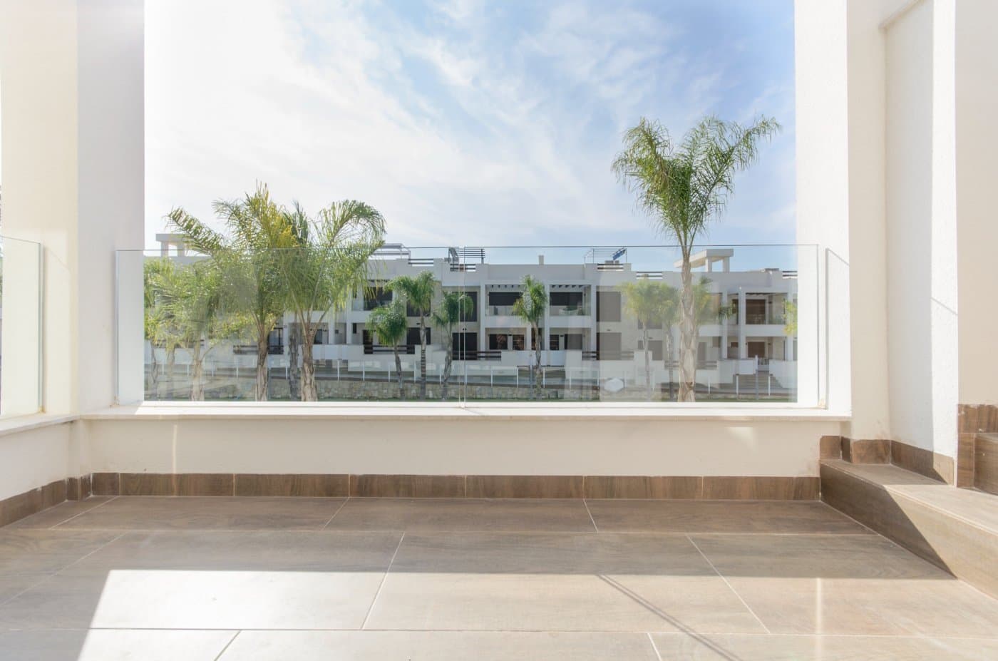 NYBYGG BOLIG AV BUNGALOW LEILIGHETER I LOS BALCONES, TORREVIEJA

 Nybygget boligkompleks med praktfull rosa utsikt over saltsjøen i Los Balcones.

 Komplekset består av 104 bungalowleiligheter med 2 og 3 soverom, bungalower i toppetasjen har private solarium med panoramautsikt til saltsjøen og bungalower i første etasje har store terrasser med utsikt over det grønne området.

 Disse bungalowene deler vakre grøntområder og 2 store svømmebassenger.
 Valgfri underjordisk parkering og lagringsplasser er tilgjengelig.

 Denne boligen tilbyr moderne design, utvalgte materialer, leiligheter ferdig til de høyeste spesifikasjonene med kun materialer av topp kvalitet.

 Boligen skal bygges opp til en åsside, på denne måten er utsikten og også luften klar og unik kvalitet.

 Los Balcones ligger like utenfor Torrevieja med alle tilgjengelige tjenester, kun 5 minutter fra Playa de Los Náufragos, supermarkeder, skolen og kjøpesenteret La Zenia Boulevard, og et minutt fra Torrevieja Universitetssykehus.

 Videre vil du finne 4 golfbaner innen kort kjøretur, inkludert den prisbelønte Las Colinas Golf &amp; Country Club.

 Komplekset ligger 40 minutter fra Alicante flyplass og 1 time Murcia - Corvera flyplass.