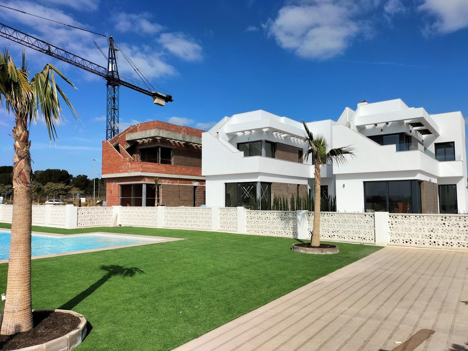 NYBYGGDE VILLAER I PILAR DE LA HORADADA PÅ GOLFBASEN

 Nytt Bygg et eksklusivt og luksuriøst prosjekt av villaer på Lo Romero golf, Pilar de la Horadada.

 Disse nybygde villaene med privat parkering og basseng ligger på den stille og fredelige golfbanen.

 Lo Romero vil være det ideelle hjemmet for deg.

 Villaer med 3 soverom og 3 bad, innebygde garderober og sørøst-orientering, pluss, de er bare 100 m fra golfbanen og 6 km fra stranden, perfekt for å nyte det Costa Blanca har å tilby.

 
 Pilar de la Horadada er en typisk spansk landsby i den sørligste delen av Costa Blanca.

 Den store hovedgaten har supermarkeder, mange butikker, restauranter og barer og noen flotte torg.

 De vakre strendene i Torre de la Horadada og Mil Palmeras med fin sandpromenade ligger bare 5 minutter unna.

 Lo Romero Golf er den perfekte banen for golfere som brenner for golf, og Golføya er en ideell bane for golfere på alle nivåer.

 Flyplassene Corvera (Murcia) og Alicante ligger henholdsvis 40 og 55 minutter unna.