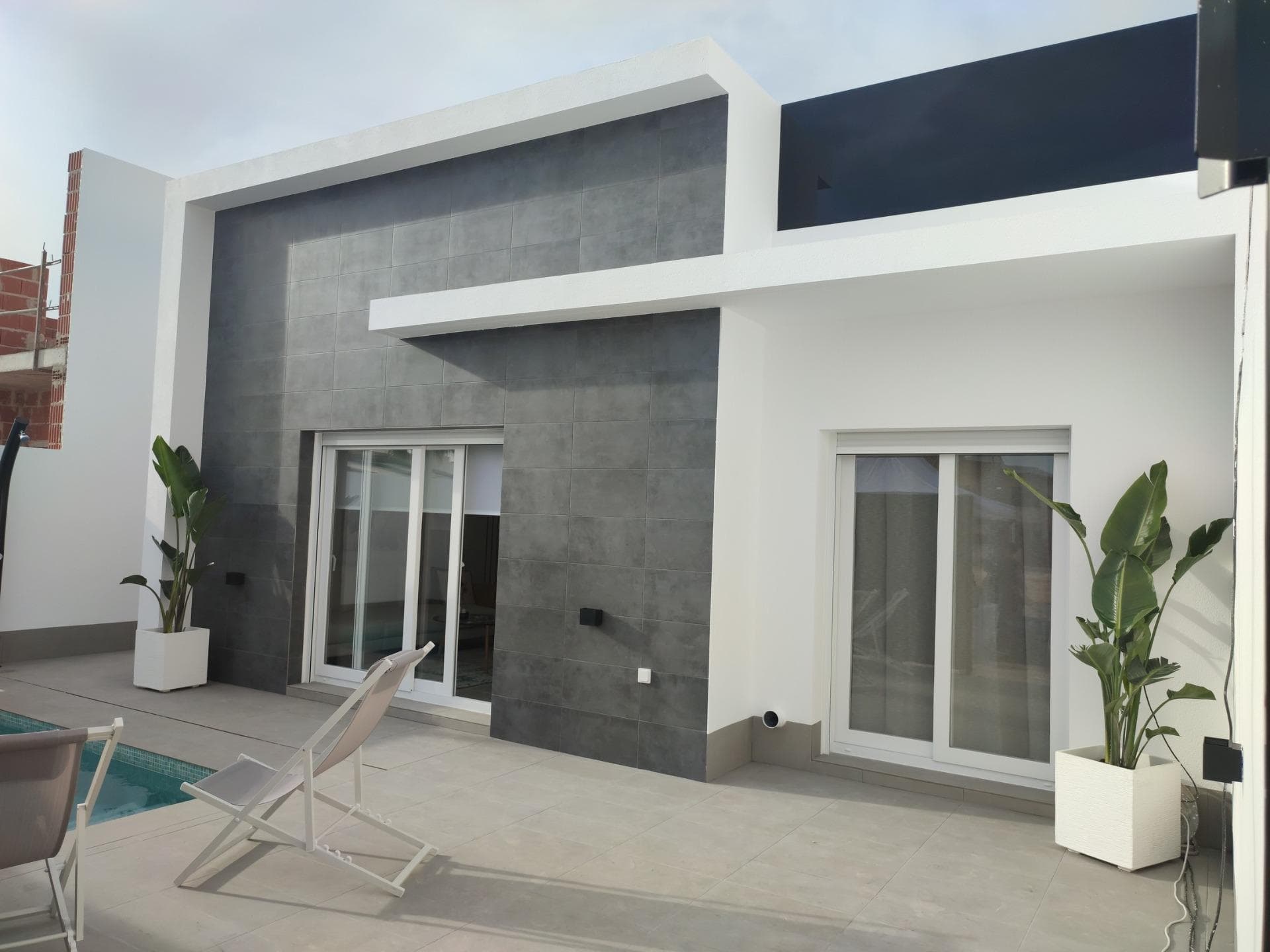 NYE BYGG ETT NIVÅ VILLAER I BALSICAS, MURCIA

 New Build bolig har 6 frittstående villaer på ett plan, med terrasseområde, privat basseng, parkering på tomten og solarium med sommerkjøkken, for å nyte alle soltimer hver dag hele året.

 Hver eiendom har 3 soverom og 2 utstyrte bad.

 Eiendommen har blitt designet med en moderne stil og et åpent planløsningskonsept, med et fullt utstyrt kjøkken og stue/spisestue.

 Eiendommen vil oppfylle de høyeste standarder og vil være utstyrt med:
 Kjøkken fullt møblert og utstyrt med stekeovn, integrert kjøleskap og oppvaskmaskin, platetopp og avtrekksvifte. Arbeidssone på kjøkkenøy.
 Belysning: inne i eiendommen (spisestue, kjøkken, korridorer og bad), samt i uteområder.
 Fôrede garderober med skuffer.
 Fullt utstyrt bad med toalett, servantskap, speil og dusj med skjermpaneler.
 Pre-installasjon for kanalklimaanlegg.
 Solarium med sommerkjøkken, med forhåndsinstallasjon for hvitevarer og skyvedører.
 Privat basseng med utvendig dusj.
 Parkeringsplass på tomten.

 Balsicas er et perfekt sted for golfelskere og også for alle som liker grønne områder som steder for fritid, skjønnhet og ro.

 Dens strategiske beliggenhet gjør det mulig for familien som bestemmer seg for å bo i dette komplekset å ha alt som noen kan ønske seg for hånden: et klima der solen skinner nesten hele året, strender i nærheten, Mar Menor og dens naturlige gjørme. med påviste helbredende krefter.

 Komplekset ligger 20 minutter fra Murcia - Corvera flyplass og 1 time fra Alicante flyplass.