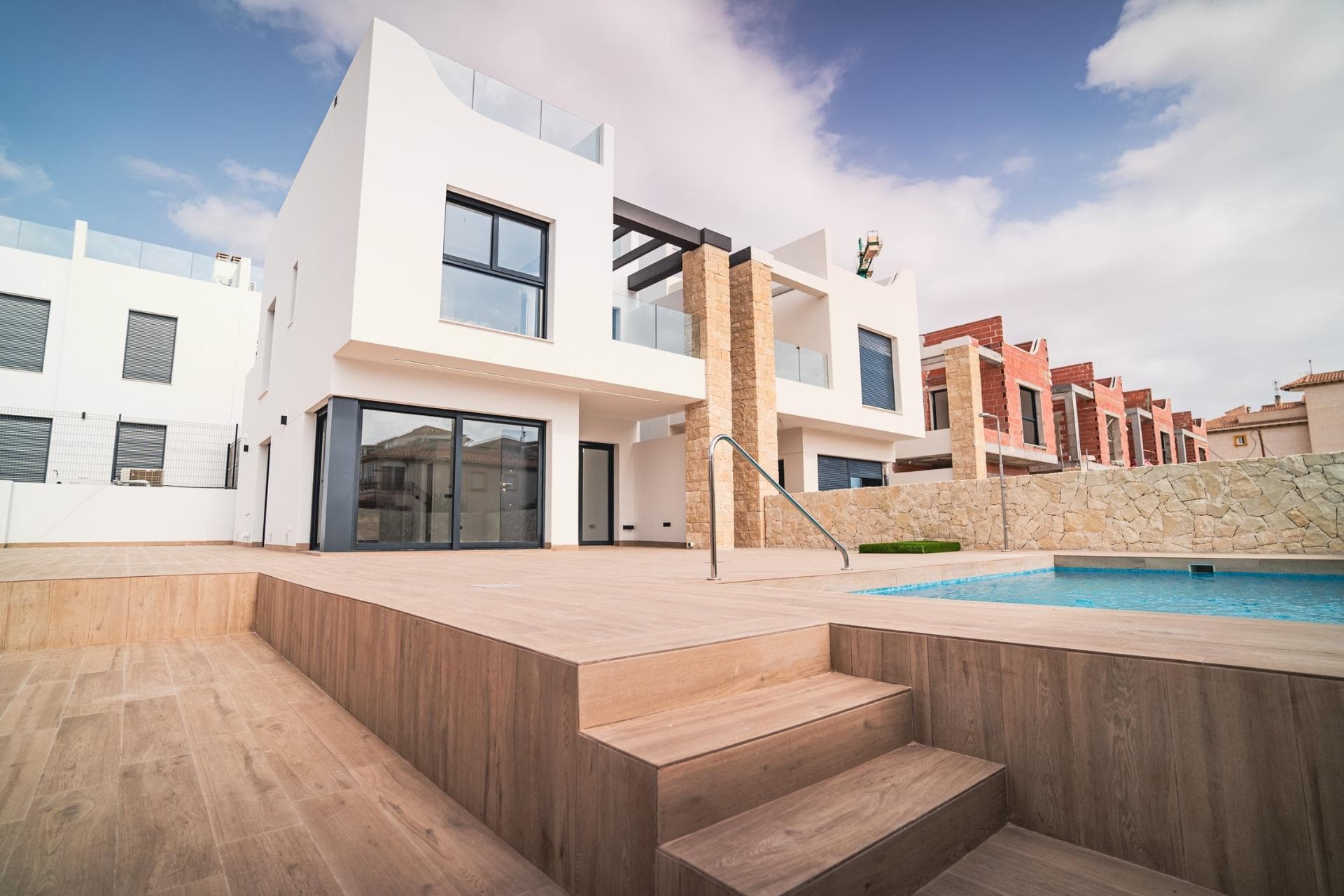 COMPLEJO RESIDENCIAL DE NUEVA OBRA EN PUNTA PRIMA&#13;&#13; Complejo residencial de nueva construcción de bungalows y 7 villas independientes en Punta Prima.&#13;&#13; Villas de obra nueva se distribuyen en dos plantas, más la soleada azotea. &#13;&#13; En la planta baja hay un luminoso y amplio salón con su cocina americana, 1 dormitorio con armario empotrado y 1 baño.&#13;&#13; En la primera planta se encuentran otros 3 dormitorios con armarios empotrados y 2 baños, de los cuales uno en suite con el dormitorio principal. Desde el dormitorio principal se accede a una terraza.&#13;&#13; Subiendo las escaleras se llega al solarium privado.&#13;&#13; La urbanización ofrece bonitas zonas verdes con un parque infantil, un gimnasio y dos piscinas comunitarias. &#13;&#13; Complejo situado a pocos metros del centro de Punta Prima donde encontrará todos los servicios que pueda necesitar.&#13;&#13; En los alrededores encontrará una amplia gama de agradables restaurantes, cafeterías, supermercados, farmacias y todas las comodidades que pueda necesitar.&#13;&#13; Punta Prima, situada a tan sólo 5 km de Torrevieja, se caracteriza por sus buenas infraestructuras de comunicación y sanitarias, la cercanía al aeropuerto de Alicante, y la cantidad de servicios abiertos durante todo el año.&#13;&#13; A tan sólo 10 km podemos encontrar los campos de golf de Villamartín, Campoamor, Las Ramblas, Las Colinas y Lo Romero, así como los centros comerciales de La Zenia y Habaneras.&#13;