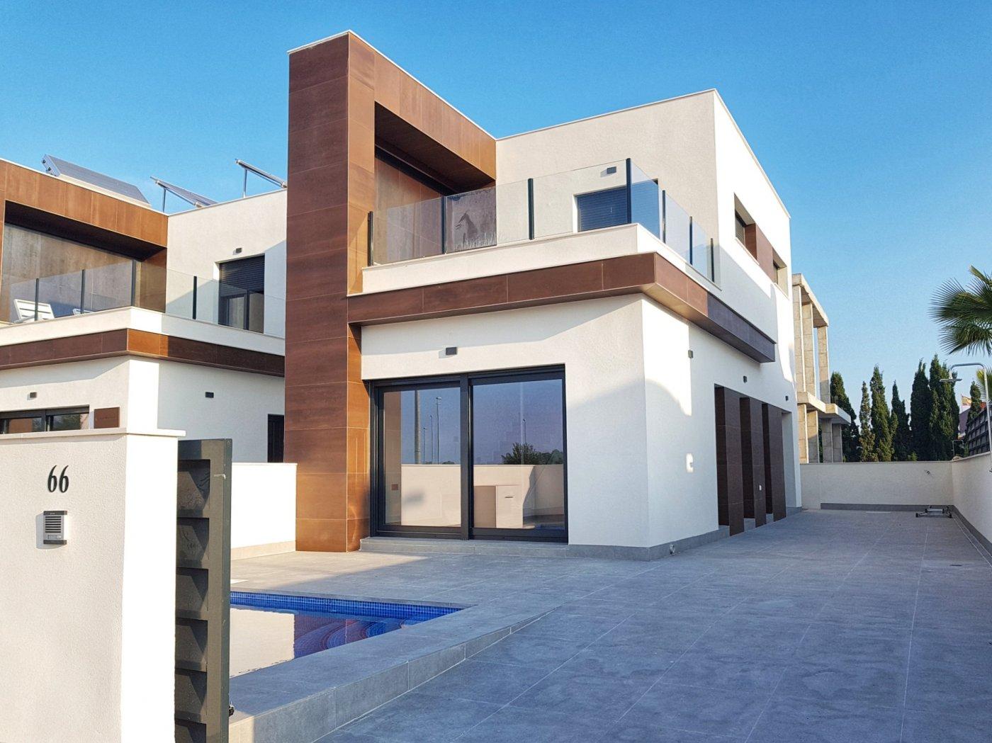 PAREADOS DE OBRA NUEVA EN DAYA NUEVA&#13;&#13; Pareados de nueva construcción en la parte nueva de Daya Nueva. A pocos minutos a pie del centro de la ciudad. &#13;&#13; Viviendas tiene 3 dormitorios, 2 baños, jardín privado con la piscina, comedor - sala de estar con cocina abierta, dormitorio con armarios empotrados, baño en suite en la planta baja y en el primer piso 2 dormitorios, armarios empotrados y baño.&#13;&#13; Nueva Daya es la mezcla perfecta entre un estilo de vida rural relajante y confortable y las vibrantes zonas costeras de la Costa Blanca.&#13;&#13; Nueva zona residencial tranquila, a unos 10 minutos de la playa de La Marina del Pinet y Guardamar del Segura. Fácil acceso a la autopista A-70 y a unos 25 minutos del aeropuerto internacional de Alicante.&#13;&#13;