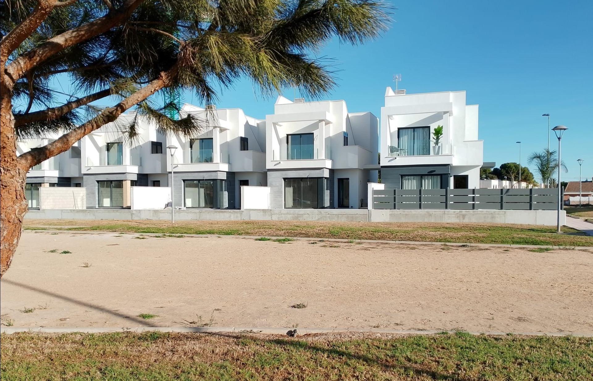 NYBYGGDE VILLAER I SANTIAGO DE LA RIBERA

Nybygg utvikling av 14 villaer i Santiago de la Ribera.

Vakre villaer med privat basseng, terrasseområder og rikelig med solarium for hver enhet.

Hver eiendom har 3 soverom og 2 eller 3 utstyrte bad og har blitt designet med en moderne stil og et åpent planløsningskonsept, bestående av et fullt utstyrt kjøkken og stue/spisestue, garderober.

Utbyggingen ligger i Santiago de la Ribera, Murcia, omgitt av alle tjenester, sportsfasiliteter, nær flere golfbaner og 5 minutter fra Mar Menor-strendene og 10 minutter til Middelhavet.

Eiendommen vil oppfylle de høyeste standarder og vil være utstyrt med:

Privat svømmebasseng.
Kjøkken fullt møblert og utstyrt med keramisk platetopp, avtrekksvifte, stekeovn, mikrobølgeovn, kjøleskap i krystallutførelse, og integrert oppvaskmaskin.
LED-belysning: inne i eiendommen (kjøkken, korridorer og bad), samt uteområder.
Fôrede garderober med skuffer.
Fullt utstyrt bad med nedhengt servantskap, toalett, speil, dusj og dusjskjermer.
Elektriske vegghåndklevarmere.
Pre-installasjon for kanalklimaanlegg.
Motoriserte persienner på soverom.
Motorisert parkeringsport.
Solarium.

Santiago de la Ribera ligger på Mar Menor, på kysten av Murcia. Denne gamle fiskerlandsbyen har 4 kilometer strand, med fin, gylden sand.

Middelhavsvannet er ideelt for å nyte solen, havet og vannsport hele året. Den har en attraktiv, palmeomkranset promenade som går langs stranden.

Komplekset ligger 30 minutter fra Murcia - Corvera flyplass og 1 time Alicante flyplass.