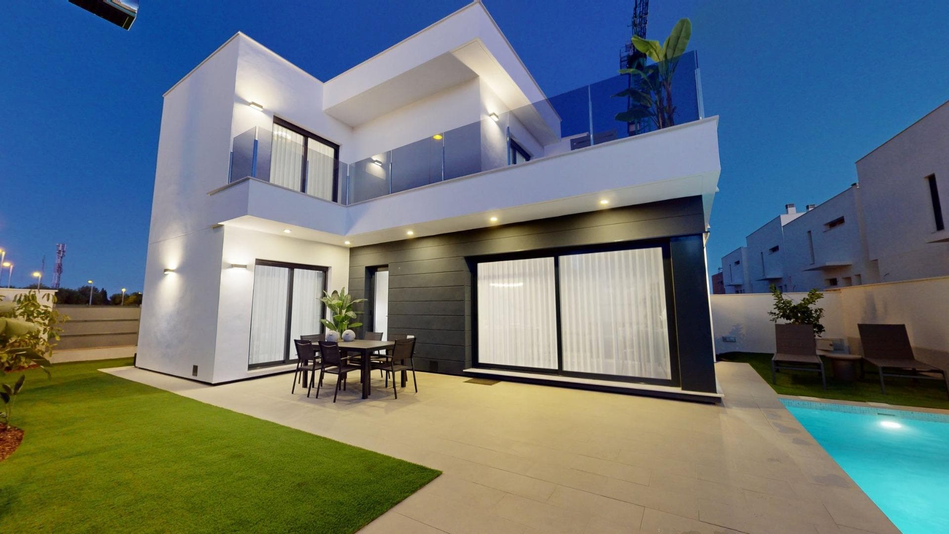 VILLAS DE OBRA NUEVA EN RODA GOLF &#13;&#13;Proyecto de nueva construcción de 12 villas situadas en la zona residencial Roda Golf con distancia en bicicleta a la playa. &#13;&#13;Hermosas villas construidas en dos plantas, dispone de 3 dormitorios, 2 baños, cocina americana con amplio salón, armarios empotrados, terraza, jardín privado con piscina, plaza de aparcamiento.&#13;&#13;Ubicación perfecta para aquellos que les gusta estar cerca de la playa y el golf. &#13;&#13;Hay pocos kilómetros a una serie de grandes campos de golf, por ejemplo, Mar Menor Golf Resort, La Manga Club, Lo Romero (Pilar de la Horadada), Las Ramblas, Villamartín, Campoamor y Las Colinas.&#13;&#13;A poca distancia en coche de las históricas ciudades españolas de Cartagena y Murcia.&#13;&#13;A sólo 15 minutos en coche del conocido centro comercial La Zenia Boulevard.&#13;&#13;Villas situadas a 30 minutos del aeropuerto de Murcia - Corvera y a 1 hora del aeropuerto de Alicante.&#13;