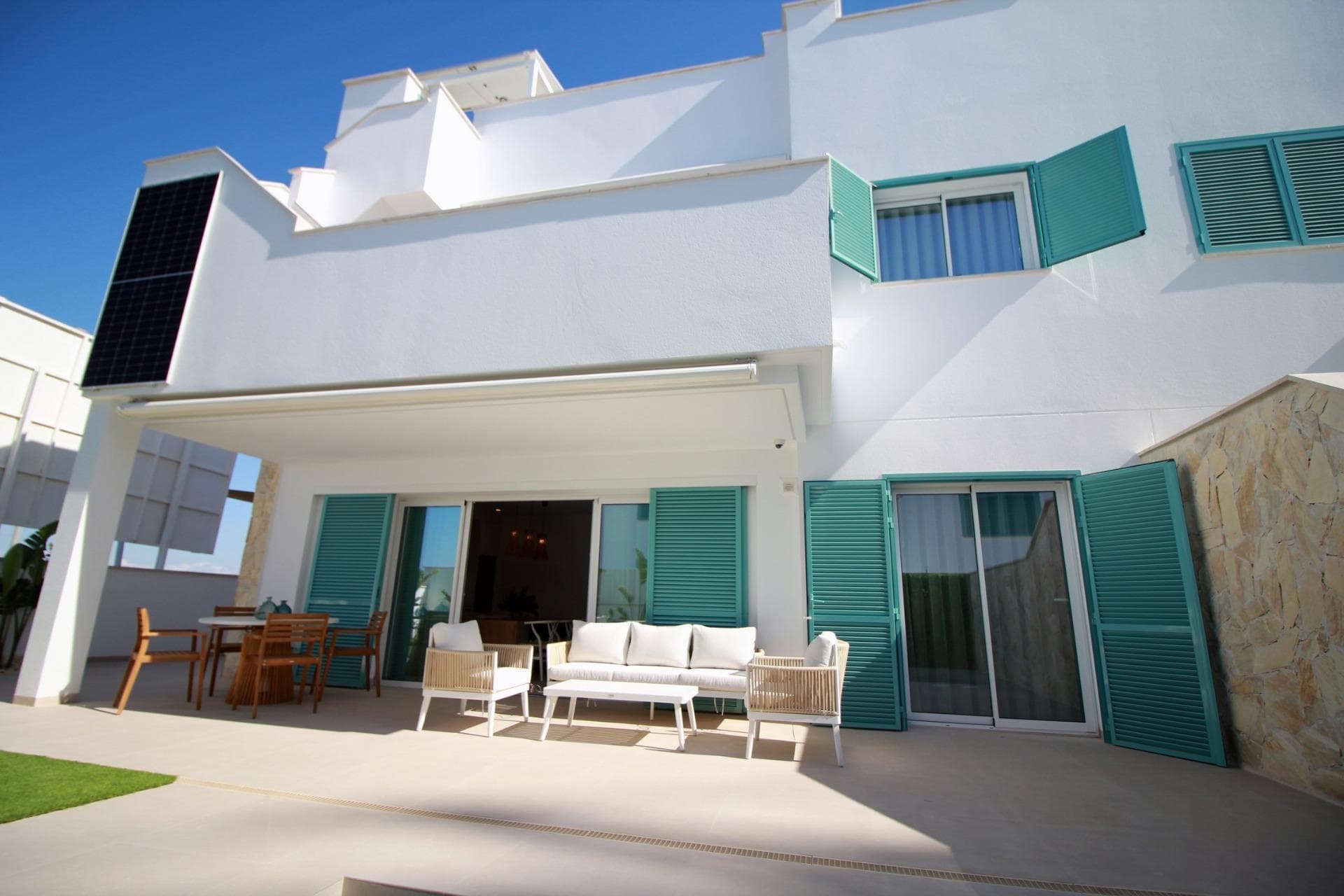 COMPLEJO RESIDENCIAL DE OBRA NUEVA EN TORRE DE LA HORADADA

Complejo residencial de bungalow de obra nueva en Torre de la Horadada a tan solo 450m de la playa.

Todas las viviendas tienen 3 dormitorios, 2 baños, cocina americana con el salón, armarios empotrados y terraza.

Hermosos bungalows en la planta baja tiene jardín privado con la piscina, bungalow en la planta superior tiene solarium privado con la piscina.

Todas las propiedades tienen aparcamiento privado.

Torre de la Horadada se encuentra al sur de Alicante en una hermosa ubicación en la costa.

Las hermosas playas de Torre de la Horadada y Mil Palmeras tienen arena fina hermoso paseo marítimo.

Hay un montón de restaurantes, bares y tiendas, también deportes acuáticos, buceo y snorkel.

Está bien comunicado a sólo 40 minutos de los aeropuertos de Alicante y Murcias
