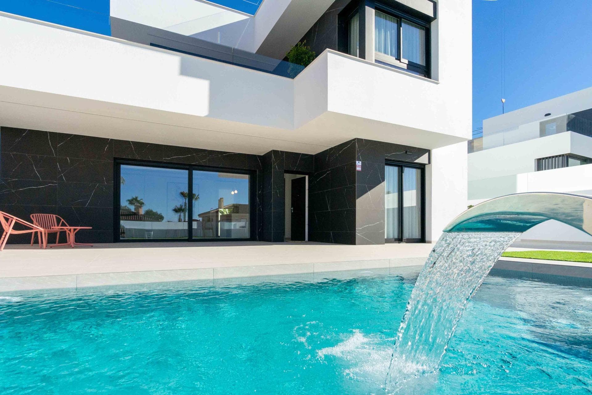 VILLAS DE OBRA NUEVA EN ROJALES&#13;&#13;Nueva construccion exclusiva de villas en Rojales.&#13;&#13;Precias villas de 2 plantas con 3 dormitorios, 3 baños, cocina americana con salón y terraza.&#13;&#13;Villas construidas en parcelas independientes con jardin con piscina privada y plaza de aparcamiento.&#13;&#13;Posibilidad de solarium con coste adicional.&#13;&#13;Hay 3 campos de golf cerca y las playas de bandera azul están a sólo 10 minutos en coche.&#13;&#13;Rojales es un pueblo encantador con todos los servicios como supermercados, farmacias, bancos, restaurantes y parque natural situado muy cerca de las villas.&#13;&#13;Hay varios campos de golf cerca, así como parques acuáticos en Rojales y Torrevieja.&#13;&#13;Los aeropuertos de Alicante y Murcia están a 45 minutos en coche.&#13;