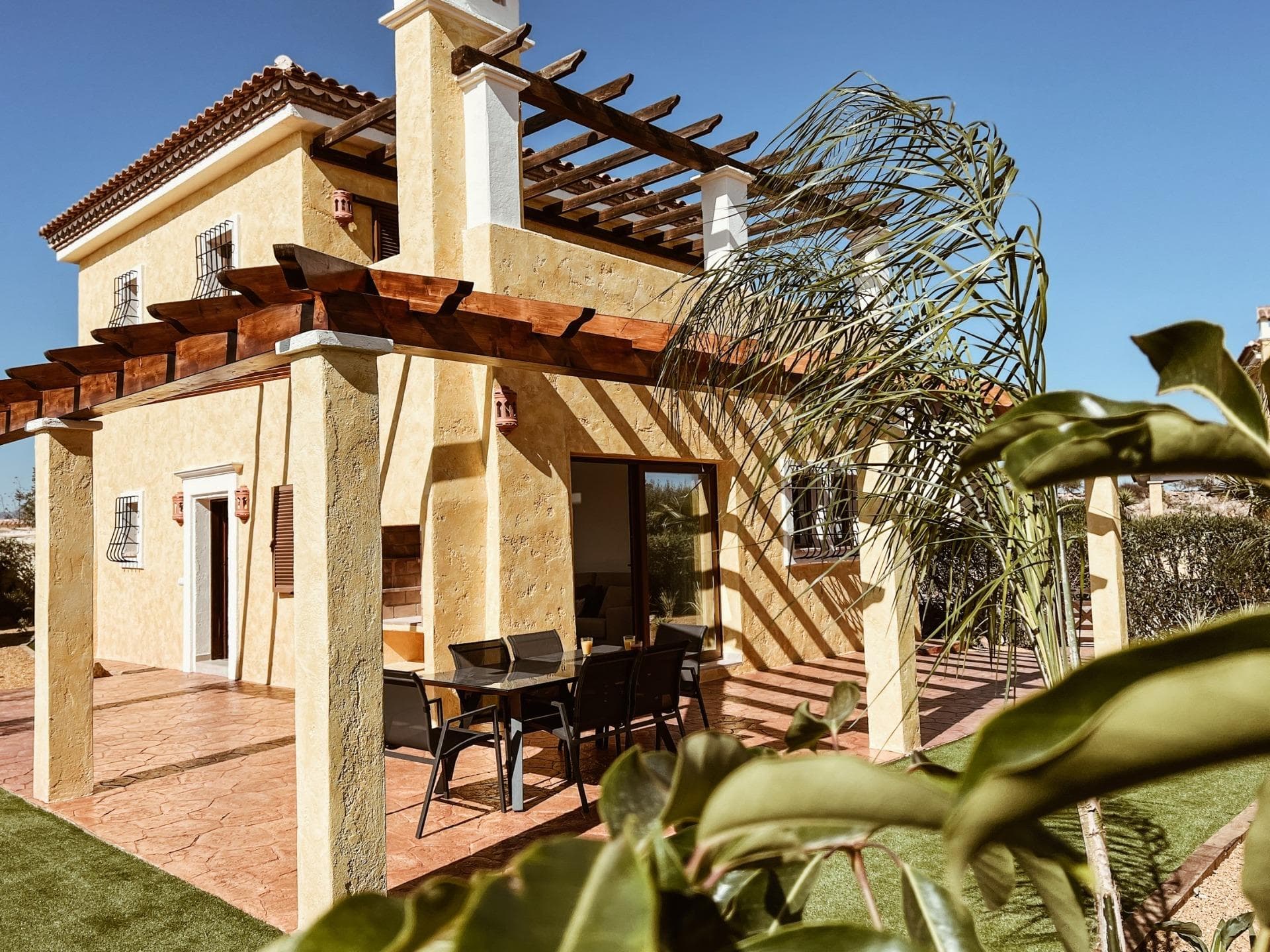 NUEVAS E IMPRESIONANTES VILLAS DE LUJO EN DESERT SPRINGS RESORT

Esta encantadora villa de 4 dormitorios está situada en la tranquila zona del campo de golf, con impresionantes vistas al campo de golf y a las montañas.

La villa cuenta con amplias terrazas y pérgolas, mientras que el interior ofrece un hogar contemporáneo con estilo y atractivo moderno.

Las características incluyen el dormitorio principal, situado en el primer piso, con salida a una gran terraza, jardín totalmente ajardinado, amplia terraza para comer al aire libre, aire acondicionado, doble acristalamiento, cocina equipada de alta calidad, electrodomésticos y armarios de dormitorio, y accesorios de seguridad son estándar en todo.

Aparcamiento subterráneo asignado.

Villas situadas en el único complejo familiar galardonado internacionalmente de Europa y en el campo de golf Desert Golf.

Desert Springs Resort es único, situado en uno de los enclaves más tranquilos y codiciados de la costa andaluza, en Cuevas del Almanzora y Vera, en Almería, y ofrece la mejor selección de propiedades de lujo asequibles de España, desde apartamentos a casas adosadas y villas de todos los tamaños, todas ellas construidas según nuestras exigentes especificaciones.

Se trata de un galardonado refugio de golf, deportes y ocio situado entre afloramientos rocosos y calles de color verde esmeralda, enclavado en una urbanización de lujo. El complejo está rodeado de naturaleza virgen y goza de espectaculares vistas de las cordilleras montañosas y el Mediterráneo.