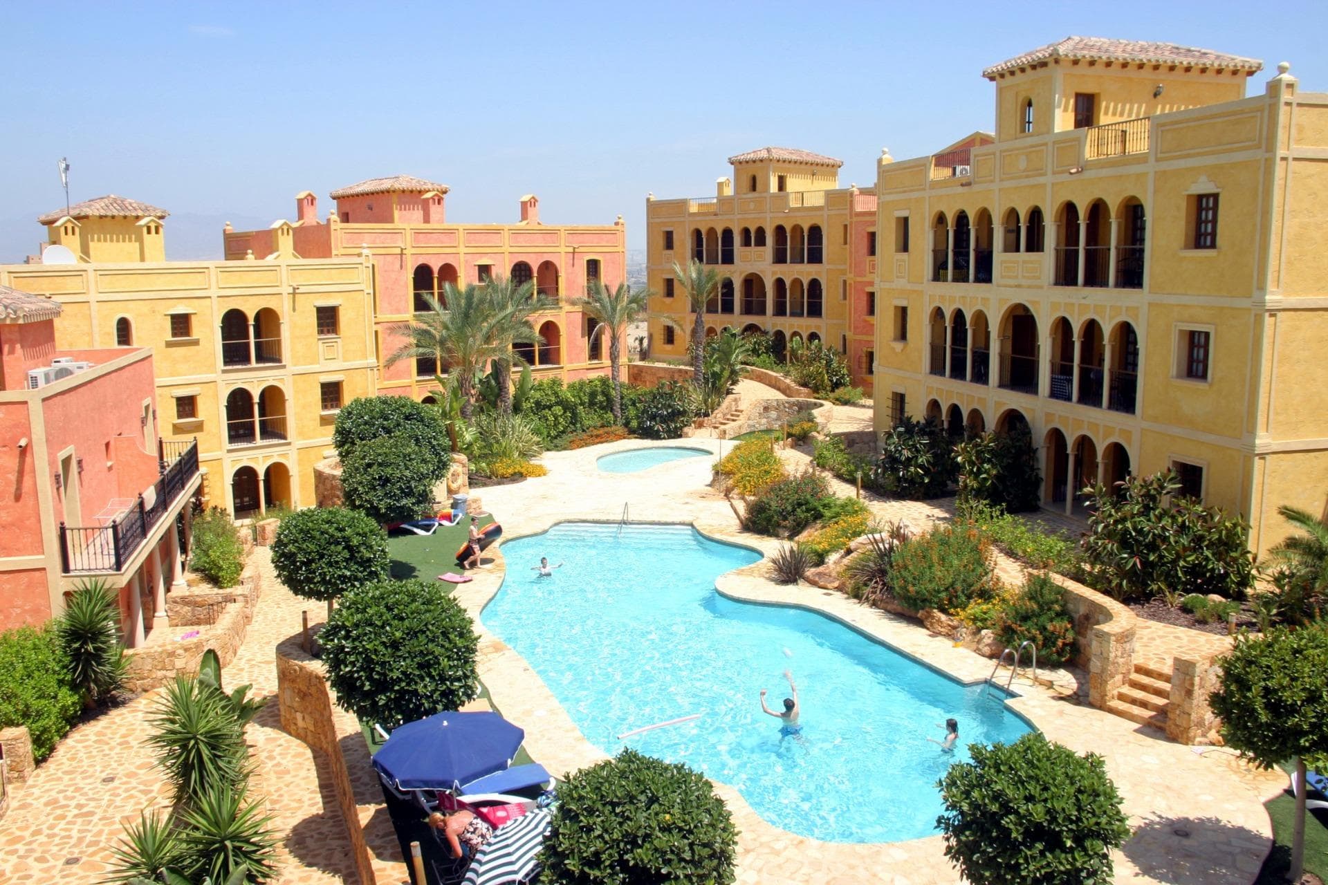 IMPRESIONANTES APARTAMENTOS NUEVOS EN DESERT SPRINGS RESORT

Una oportunidad única de adquirir una selección LIMITADA de apartamentos de dos dormitorios recién estrenados y listos para entregar en una urbanización privada.

Estos impresionantes apartamentos de dos dormitorios están situados dentro de un patio de estilo español con piscina comunitaria y vistas a los hermosos jardines comunitarios.

Los exteriores han mantenido la herencia de la tradición, con verandas y balcones de madera y hierro y una gran cantidad de atractivos detalles exteriores, mientras que el diseño contemporáneo y la luz natural son las características sobresalientes de los interiores, ofreciendo un hogar elegante con un atractivo moderno.

Salón-comedor de doble orientación con dos terrazas y vistas espectaculares al campo de golf Indiana y a las montañas.

Los acabados de alta calidad incluyen atractivos baños en-suite con azulejos en ambos dormitorios, una cocina abierta con encimera de Compac resistente a arañazos y manchas, con frigorífico/congelador y lavadora integrados. Placa vitrocerámica, campana extractora y microondas. Aire acondicionado, doble acristalamiento, armarios con espejos en los dormitorios con sanitarios de alta calidad y accesorios en todo.

Cada propiedad tiene el uso de una zona de aparcamiento y un solarium privado. 

Fácil acceso a todas las instalaciones del complejo