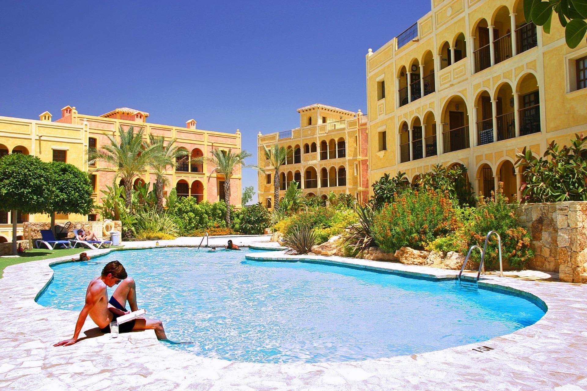 IMPRESIONANTES APARTAMENTOS NUEVOS EN DESERT SPRINGS RESORT

Una oportunidad única de adquirir una selección LIMITADA de apartamentos de dos dormitorios recién estrenados y listos para entregar.

Estos impresionantes apartamentos de dos dormitorios están situados en un patio de estilo español con piscina comunitaria y gozan de vistas a los hermosos jardines comunitarios.

Los exteriores han mantenido la herencia de la tradición, con terrazas y balcones de madera y hierro y una gran cantidad de atractivos detalles exteriores, mientras que los interiores ofrecen un hogar contemporáneo con estilo y atractivo moderno.

Los acabados de alta calidad incluyen un cuarto de baño y un aseo con atractivos azulejos. Cocina abierta con encimera de Compac resistente a arañazos y manchas, con frigorífico/congelador y lavadora integrados en los armarios. Placa vitrocerámica, campana extractora y microondas. Aire acondicionado, doble acristalamiento, armarios con espejos en los dormitorios y sanitarios de alta calidad.

Cada propiedad tiene el uso de una zona de aparcamiento y un solarium privado. 

Fácil acceso a todas las instalaciones del complejo