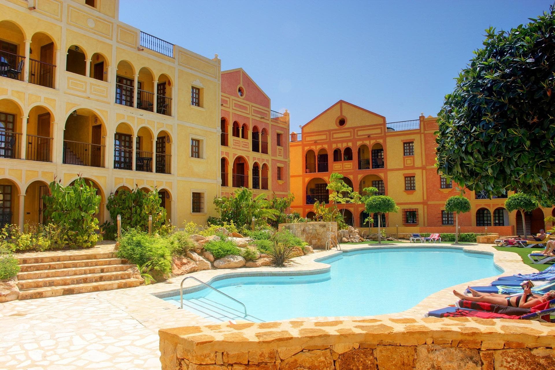 IMPRESIONANTES APARTAMENTOS NUEVOS EN DESERT SPRINGS RESORT

Impresionantes apartamentos de tres dormitorios situados en la primera planta de un patio de estilo español con piscina comunitaria y vistas a los hermosos jardines comunitarios.

Los exteriores han mantenido la herencia de la tradición, con terrazas y balcones de madera y hierro y una gran cantidad de atractivos detalles exteriores, mientras que los interiores ofrecen un hogar contemporáneo con estilo y atractivo moderno.

Los acabados de alta calidad incluyen un cuarto de baño y un aseo con atractivos azulejos. Cocina abierta con encimera de Compac resistente a arañazos y manchas, con frigorífico/congelador y lavadora integrados en los armarios. Placa vitrocerámica, campana extractora y microondas. Aire acondicionado, doble acristalamiento, armarios con espejos en los dormitorios y sanitarios de alta calidad.

Cada propiedad tiene el uso de una zona de aparcamiento y un solarium privado. 

Fácil acceso a todas las instalaciones del complejo