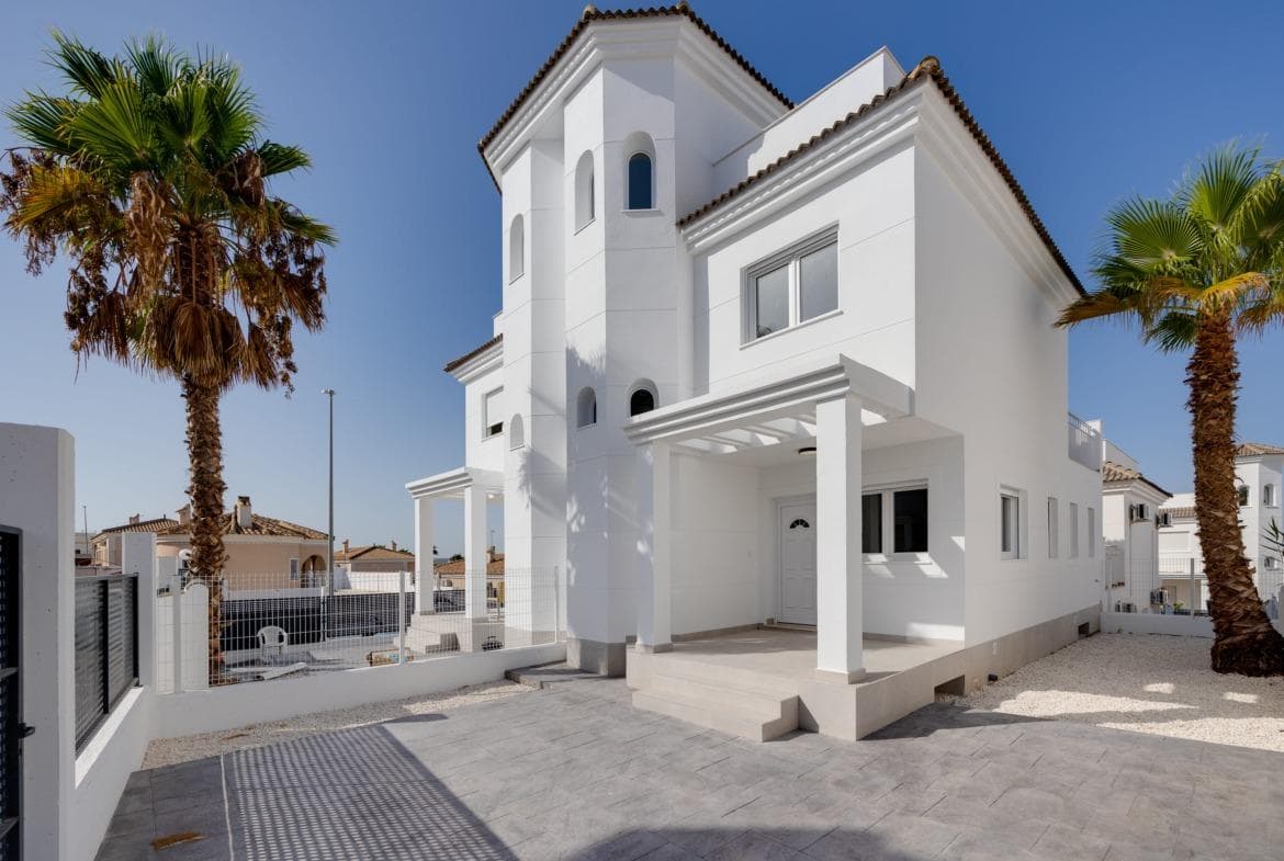 NEW BUILD RESIDENTIAL IN SAN FULGENCIO&#13;&#13;Residential complex of independent and semi-detached villas in San Fulgencio.&#13;&#13;The houses consist of 3 bedrooms, 3 bathrooms, living room and separate kitchen, 2 terraces on the ground floor, one terrace on the 2nd floor and a solarium on the roof. &#13;&#13;Each property has private garden and parking space.&#13;&#13;There is a large communal swimming pool.&#13;&#13;San Fulgencio is a comfortable and convenient area, known for its excellent infrastructure. In the immediate vicinity of cafes, restaurants, bars, pharmacies, 3 large supermarkets: Lidl, Aldi, Mercadona. &#13;&#13;Residential complex is located 10 minutes by car from the beach and also 10 minutes from the most famous in this area leisure and family center ¨La Marina Resort¨ with a water park, camping, gym, spa, restaurants, shops and cafes.&#13;&#13;Residential complex has a unique location – 30 minutes by car from the airport, 40 minutes from the city of Alicante and 20 minutes from the city of Torrevieja.&#13;
