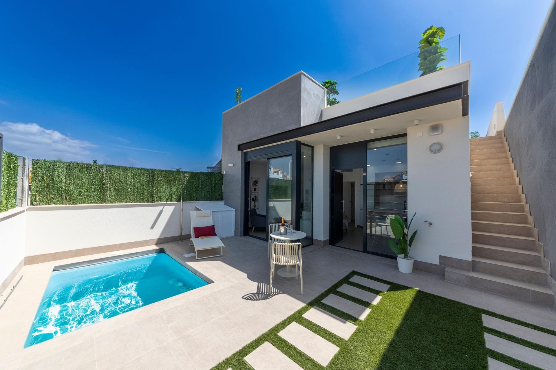 NYBYGGEDE VILLAER SAN JUAN DE LOS TERREROS, ALMERIA 

26 nybygg Moderne villaer i første etasje med solarium og privat svømmebasseng, 2 og 3 soverom, 500 meter fra strendene.

Midt i hjertet, med god tilgang til alle daglige tjenester, som restauranter, barer med utsøkt gastronomi, utdanningssentre, idrettsanlegg, supermarkeder, butikker og kjøpesenter 10 minutter unna med bil.

Villaene ligger 60 minutter fra Corvera internasjonale lufthavn og 60 minutter fra Almeria internasjonale lufthavn.

Prosjektet vil bli utviklet på en høytliggende tomt med fantastisk utsikt over grønne områder, bare 500 meter fra stranden og i nærheten av svært attraktive turistattraksjoner som vår Geode, dekket av enorme krystaller av selenitt, en gjennomsiktig eller gjennomskinnelig variant av gips, den største i verden som kan besøkes.

Golfbaner: Aguilón Golf på 5′ kjøretur fra anlegget og Golf San Juan på 3′ kjøretur.

Inkludert i prisen:
Privat svømmebasseng med belysning og utedusj.
Solarium utstyrt med sommerkjøkken.
Anlagt hageområde med kunstgress og flislagt i henhold til plan.
Vaskerom under trappen med utgang til solarium.
Innvendig og utvendig LED-belysning.
TV-punkter i alle rom og på verandaen.
Elektriske persienner på soverommene.
Porttelefon.
Sanitærinnredning, speil med LED og fastmontert skjerm.
Innebygde garderobeskap med skuffer og mezzanin.
Kjøkken med benkeplate og front i Silestone, elektriske apparater (vaskemaskin, stekeovn, keramisk komfyr, avtrekksvifte, oppvaskmaskin, kjøleskap og luftvarmer).
Skyvevinduer med høy sikkerhet og dobbeltkammer.
Forhåndsinstallasjon av AC-kanaler med returgitter.
Forhåndsinstallasjon av solcellepaneler.
Parkeringsplass med kunstgress og parkeringsplass inne på tomten.
Forhåndsinstallasjon av motor for parkeringsdør.
Perimetervegg med enkelt torsjonsgjerde og kunstig hekk.
Byens gass.

San Juan de los Terreros i Andalucía er en drømmeaktig kystdestinasjon. Det krystallklare vannet inviterer deg til å slappe av under solen og nyte havets ro.

Livsstilen i denne sjarmerende byen er rolig og avslappet, og det langsomme tempoet gjør at du kan nyte den naturlige skjønnheten og den rike kulturen i regionen.

Med et stort utvalg av restauranter, barer og utendørsaktiviteter er San Juan de los Terreros det perfekte stedet å nyte livet ved havet.