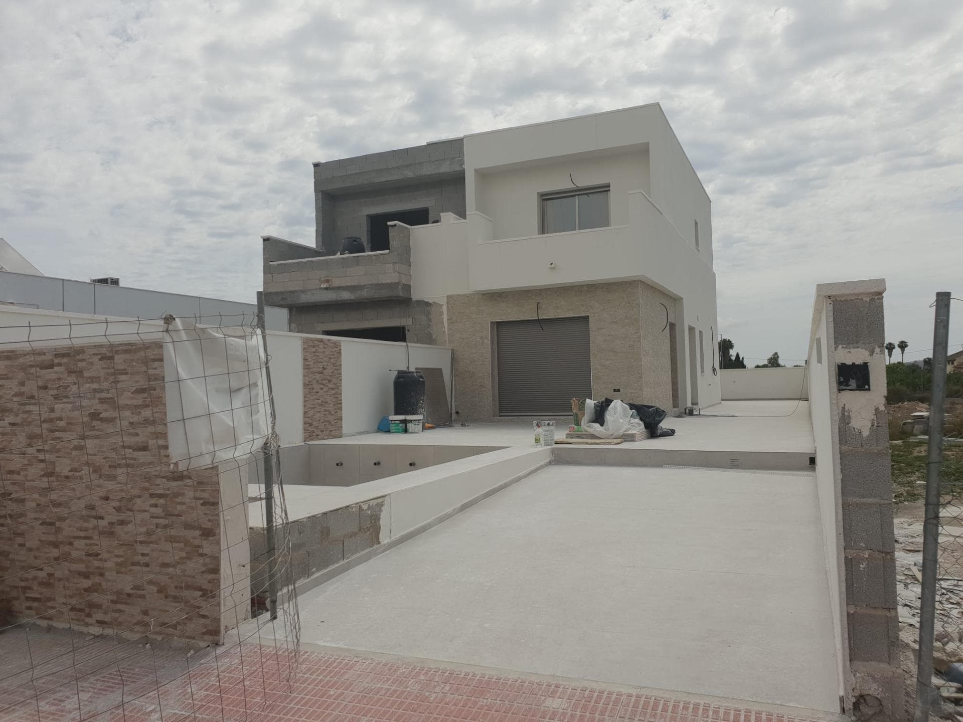 VILLA PAREADA DE OBRA NUEVA EN DAYA NUEVA

Villa pareada de 2 plantas de obra nueva en Daya Nueva.

Villa con 3 dormitorios, 3 baños, cocina americana con salón, armarios empotrados, jardín privado con piscina y plaza de aparcamiento.

Propiedad situada a pocos minutos a pie del centro del pueblo con restaurantes, bares y tiendas.

Daya Nueva es un pequeño pueblo idílico rodeado de paisajes pintorescos, es un pueblo rural rodeado de naranjos y limoneros.

Tiene un ayuntamiento, una piscina exterior sólo en verano, algunos bares y restaurantes y una serie de parques repartidos por las zonas de urbanización en el borde del pueblo.

La playa de Guardarmar está a 10 minutos en coche y el aeropuerto de Alicante a sólo 25 minutos.

Los campos de golf de La Marquesa Golf en Ciudad Quesada y La Finca Golf en Algorfa están a 10 minutos en coche.
