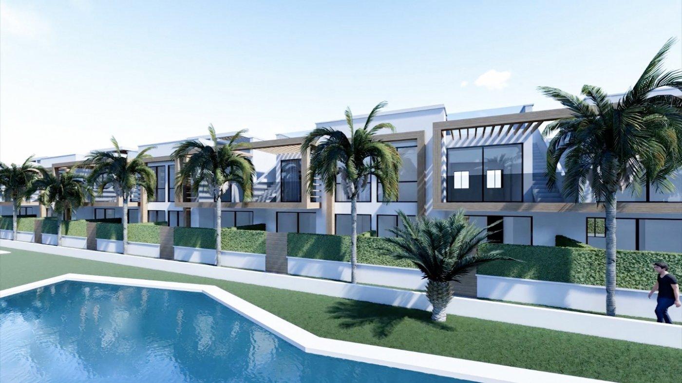 NYBYGG BOLIGKOMPLEKS I ORIHUELA COSTA

 Nybygget boligkompleks i Orihuela Costa.

 Gated urbanisering av 40 leiligheter med 2 og 3 soverom, første etasje med privat hage, toppetasje med privat solarium, alle med direkte tilgang til det store felles svømmebassenget og hagene for deg og din familie.

 Alle leilighetene kommer med parkering og bod.

 Moderne design og førsteklasses kvalitet.

 Komplekset ligger ved siden av stranden i Punta Prima slik at du kan nyte den spanske solen hele året på Costa Blanca.

 Kun 5 minutter fra golfbanen Villa Martín og kjøpesenteret La Zenia Boulevard.

 Komplekset ligger 40 minutter fra Alicante flyplass og 1 time Murcia - Corvera flyplass.