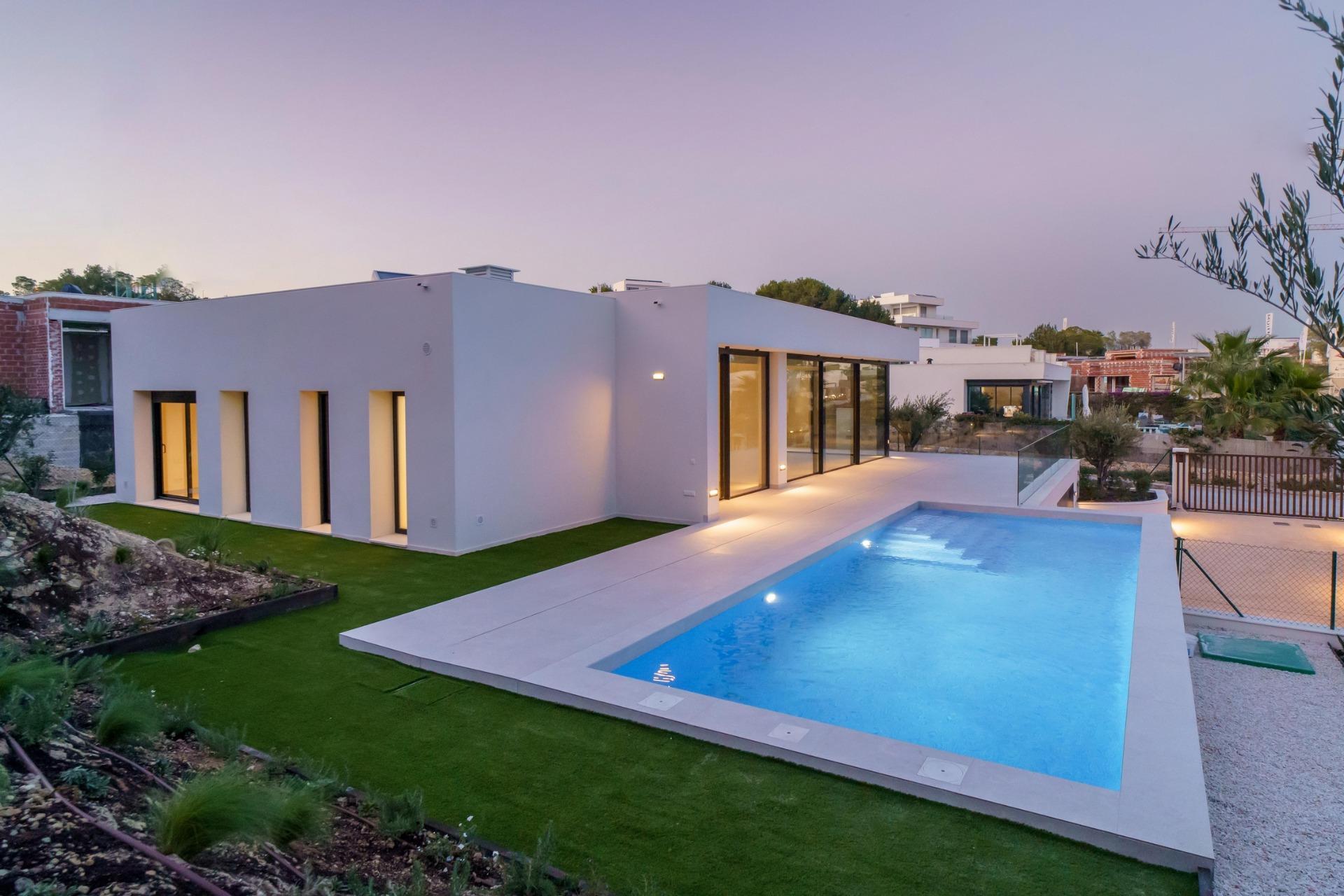 NYBYGD VILLA I LAS COLINAS GOLF

Nybygget moderne villa beliggende i Las Colinas Golf, Orihuela Costa.

Nybygget villa har 3 soverom, 3 bad, åpen kjøkkenløsning med stue, garderober, romslige terrasser, privat hage med basseng og kjeller med garasje.

Rolig beliggenhet med mye privatliv og omgitt av den lokale middelhavsskogen og grøntområdet.

I hjertet av Costa Blanca sør finner vi en løvrik dal på 330 hektar mellom åser, veldig nær sjøen og med en fantastisk mesterskapsgolfbane som krysser den.

På Las Colinas Golf &amp; Country Club finner du dessuten et bredt utvalg av fasiliteter for eierne, som tennis, padel-tennis, fitness, massasje, golf, restauranter, minimarked med nybakt brød og mye mer.

Her kan du nyte 200 000 kvadratmeter med vakkert middelhavslandskap, og du kan ta naturskjønne spaserturer gjennom den frodige, stedegne floraen og de store appelsin- og sitronlundene.

Las Colinas golf ligger 40 minutter fra Alicante flyplass og 1 time fra Murcia - Corvera flyplass.