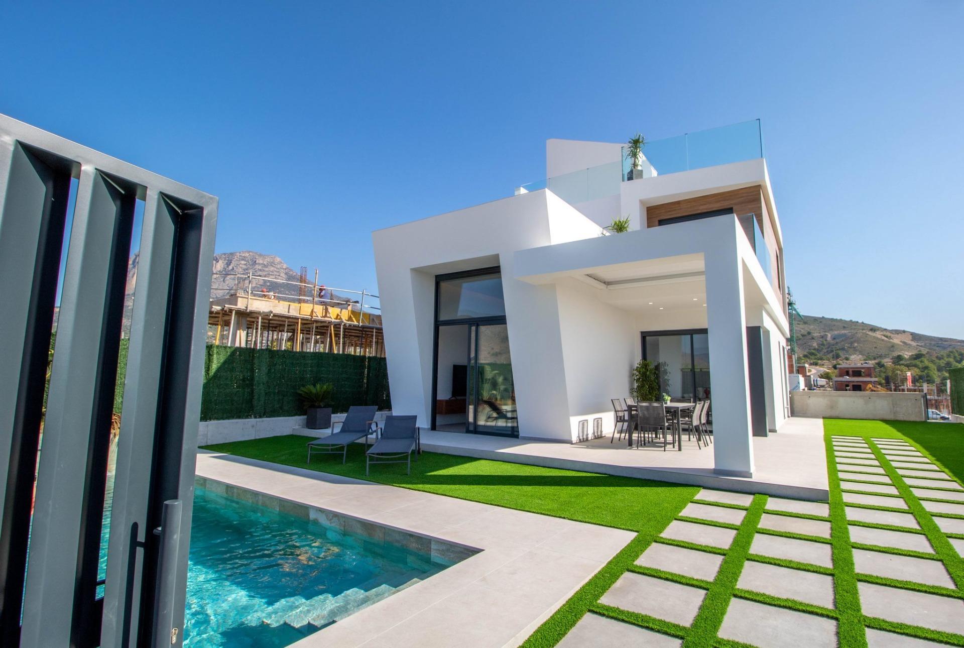 VILLAS DE OBRA NUEVA EN FINESTRAT &#13;&#13;Residencial de obra nueva de 22 villas situado en Finestrat.&#13;&#13;Despiértese cada mañana contemplando las vistas al mar y a las verdes colinas del campo de golf situado junto a él. Disfrute de la luz natural que le proporcionan sus grandes ventanales y su excelente orientación (fachada larga orientada al sur).&#13;&#13;Las modernas villas disponen de 3 dormitorios, 3 baños, cocina americana con amplio salón, armarios empotrados, terraza, solarium, jardín privado con la piscina y plaza de aparcamiento.&#13;&#13;Su casa a medida&#13;Villas se basa en la idea de ofrecerle un hogar a su medida, por eso cada casa se puede personalizar al 100%. Nuestro equipo de arquitectos e interioristas creará cada espacio a su gusto para hacer realidad sus sueños.&#13;&#13;Modificar la distribución interior de la vivienda (dentro de las opciones de construcción permitidas). &#13;Añada equipamiento a sus vestidores y aumente la capacidad de almacenaje y el orden.&#13;Completa el equipamiento de tu jardín para que se adapte mejor a tus necesidades (piscina y acabados exteriores).&#13;Elija entre diferentes tipos de ambientes y acabados según sus gustos.&#13;&#13;¡Finestrat es un destino de ensueño!&#13;Esta tierra está rodeada por el mar, justo bajo la majestuosa silueta de la montaña Puig Campana, junto al encantador casco histórico. Es el destino perfecto para aquellos que buscan un lugar relajado para vivir sin tener que renunciar a las comodidades de tener todos los servicios al alcance de la mano.&#13;&#13;Finestrat cuenta con numerosas alternativas de transporte para moverse con libertad.&#13;Autobús:&#13;Las líneas 14, 15 y 16 están disponibles para viajar entre Finestrat, Benidorm y Villajoyosa.&#13;Tranvía:&#13;En la línea que une Alicante con Benidorm encontrarás la parada del centro comercial La Marina - Finestrat y te llevará al centro de Alicante en tan sólo 1 hora.&#13;Aeropuerto de El Altet (40 min):&#13;Este aeropuerto se encuentra a 40 minutos de Finestrat y hay vuelos a Reino Unido, Bélgica, Holanda, Milán, Zúrich entre otros muchos destinos e innumerables compañías aéreas con las que volar.&#13;&#13;En Finestrat estarás rodeado de parques temáticos, donde podrás disfrutar de las mejores actividades de ocio a tu alcance. Donde niños y mayores aprenderán sobre medio ambiente, naturaleza e historia a través de la aventura.&#13;Terra Mítica (10 min):&#13;Terra Natura (10 min)&#13;Acuanatura (10 min):&#13;&#13;El clima cálido de Levante permite disfrutar de la naturaleza y los deportes al aire libre la mayor parte del año. Los paisajes naturales y las instalaciones deportivas disponibles en Finestrat abren un amplio abanico de posibilidades para disfrutar del entorno.&#13;Golf Puig Campana (1min):&#13;Una de las instalaciones deportivas más nuevas y mejor equipadas de la zona. Sus 9 hoyos le permitirán ejercitarse y disfrutar del mejor ambiente deportivo en sus numerosos torneos.&#13;Parque Natural Puig Campana (10min):&#13;Hacer senderismo desde la Font del Molí por el kilómetro vertical hasta el vértice geodésico del Puig Campana es una experiencia inolvidable.&#13;&#13;
