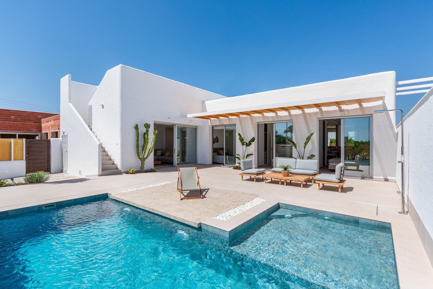 VILLAS DE OBRA NUEVA EN BENIJOFAR&#13;&#13;Residencial de obra nueva de villas en Benijofar.&#13;&#13;Villas de obra nueva de estilo moderno con cocina americana y sala de estar, 3 dormitorios, 2 baños, parcela privada con terraza, plaza de aparcamiento y piscina privada, jardín y un solarium maravilloso con vistas increíbles.&#13;&#13;Benijofar es un bonito pueblo con una encantadora iglesia y una atractiva plaza situada en el interior de la Costa Blanca Sur, cerca de los centros turísticos de Guardamar del Segura y Torrevieja.&#13;&#13;Benijofar es también un lugar popular para alojarse durante las vacaciones de verano, ya que está lo suficientemente cerca de los centros turísticos costeros, pero lo suficientemente tranquilo como para ser capaz de alejarse de todo.&#13;&#13;Hay varios campos de golf cerca, así como parques acuáticos en las cercanas Rojales y Torrevieja.&#13;&#13;Las playas más cercanas y mejores de Benijofar están a unos quince minutos en coche y son algunas de las mejores playas de la Costa Blanca Sur, en Guardamar del Segura y Torrevieja. También hay servicios regulares de autobús desde Benijofar a Guardamar del Segura y Torrevieja con fácil acceso a las playas.&#13;&#13;A 20 minutos en coche del aeropuerto de Alicante con vuelos regulares a toda Europa.&#13;