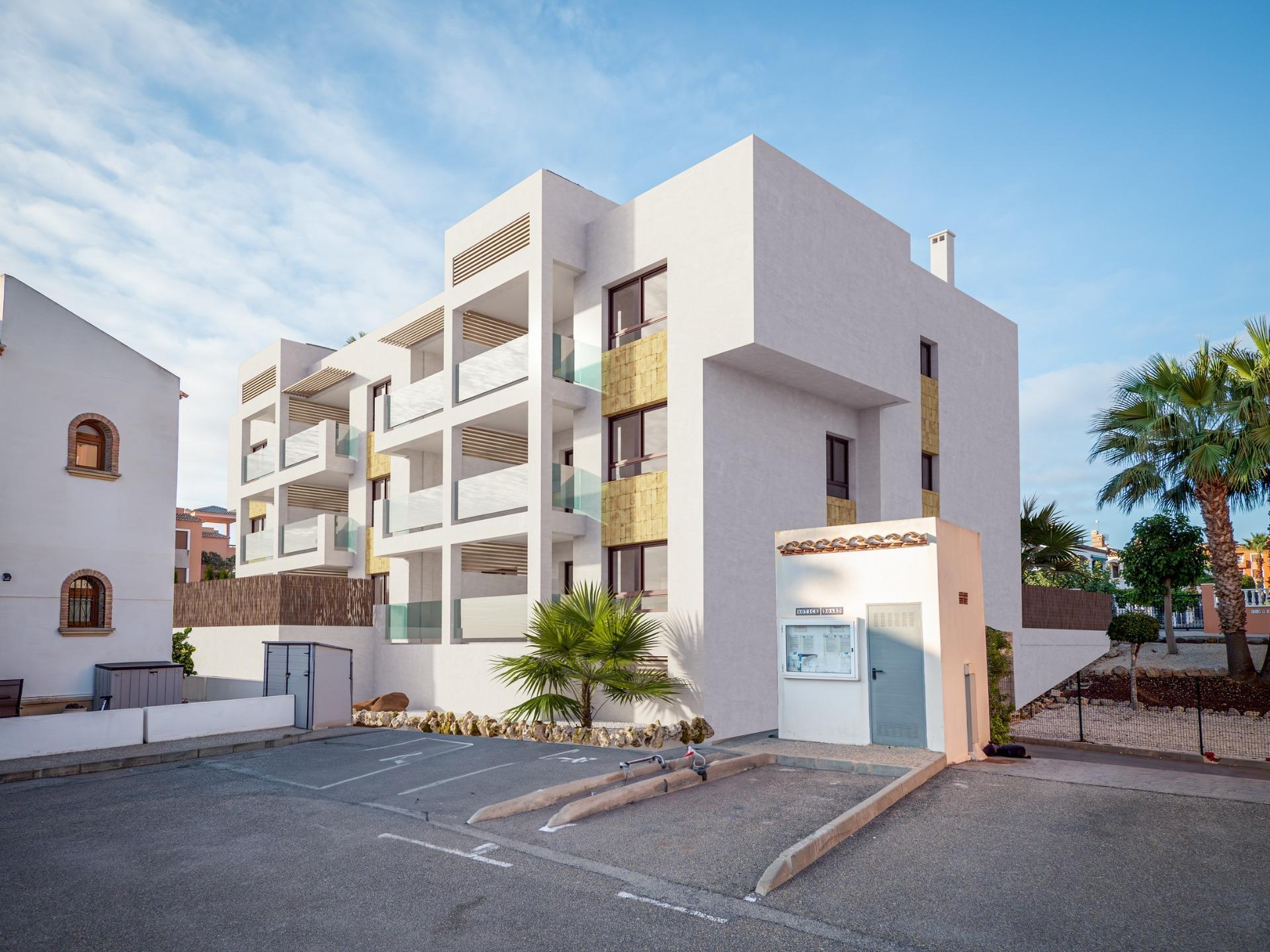 NYBYGD BOLIGKOMPLEKS I ORIHUELA COSTA

Nybygget boligkompleks i moderne stil med 12 leiligheter med 2 soverom og 2 bad, fordelt på tre ulike nivåer med terrasser.
De fleste av boligene har privat parkeringsplass og bod på garasjenivå, og et par av boligene har privat hage. 

Toppleilighetene har romslige solterrasser med fantastisk utsikt over området.
Lyse rom med middelhavspreg, der eleganse møter varme. Med overflater i nøytrale farger og en overvekt av hvitt gir disse leilighetene en rolig og innbydende atmosfære. 

Det åpne kjøkkenet integreres enkelt med oppholdsrommet og skaper et moderne og funksjonelt miljø. Her kan du nyte komfort og autentisitet i hvert eneste hjørne, der naturlige teksturer gir et særegent preg. Velkommen til middelhavsstilen, der lys og enkelhet skaper en varm og innbydende atmosfære.

Residencial er en del av et sameie som allerede er etablert med private adkomster, en fin felles parkeringsplass, hager og et flott svømmebasseng.

Velvære og glede for eierne som også vil ha tjenester for familiene sine, for eksempel internasjonale skoler, lekeplasser eller de mest anerkjente medisinske sentrene, og nyte livet i våre 320 soldager per år.

Residencial-komplekset ligger i et av de mest privilegerte områdene i Villamartin-PAU8, i en lukket og privat urbanisering helt ferdig.

Lyse rom med middelhavspreg, der eleganse møter varme. Med nøytrale farger og en overvekt av hvitt gir disse leilighetene en rolig og innbydende atmosfære. Kjøkkenet med åpen planløsning integreres uanstrengt 
integreres uanstrengt med oppholdsrommet og skaper et moderne og funksjonelt miljø. Her kan du nyte komfort og autentisitet i hvert eneste hjørne, der naturlige teksturer gir et særegent preg. Velkommen til middelhavsstilen, der lys og enkelhet forenes for å skape et varmt og innbydende hjem.

Boligene er utstyrt med stikkontakter for strøm og telekommunikasjon som kreves i henhold til de elektrotekniske lavspenningsforskriftene. 
Intercom for kommunikasjon mellom boligen og hovedinngangen. 
Hjemmeautomatiseringssystem: persiennestyring, alarm, lysstyring (stue og kjøkken). 
Forhåndsinstallasjon av sentral varm og kald luftkondisjonering.
Fullt utstyrt alarmsystem med en sensor per rom, berøringspanel og sirene.
Pansret sikkerhetsdør ved hovedinngangen med utvendig brun farge og hvitt innvendig panel. 
hvitt innvendig panel.
Hvitlakkerte innerdører med håndtak i rustfritt stål.
Innebygde garderobeskap med hvite skyvedører og mykt lukkesystem.

Toppleilighetene inkluderer forhåndsinstallasjon av kjøkken: vanntilførsel, kran, avløp og stikkontakt.

Dette komplekset kombinerer roen ved å bo i et rolig miljø, med komforten av alle tjenester innen fingertuppene.

Residencial ligger i de hyggelige omgivelsene på Villamartín golfbane, en urbanisering som ligger på Costa Blanca, bare 45 minutter fra Alicante flyplass og 1 time fra Murcia - Corvera flyplass, med tilgang til et bredt utvalg av tjenester som kjøpesentre, supermarkeder og bare 10 minutter fra de spektakulære sandstrendene i området.