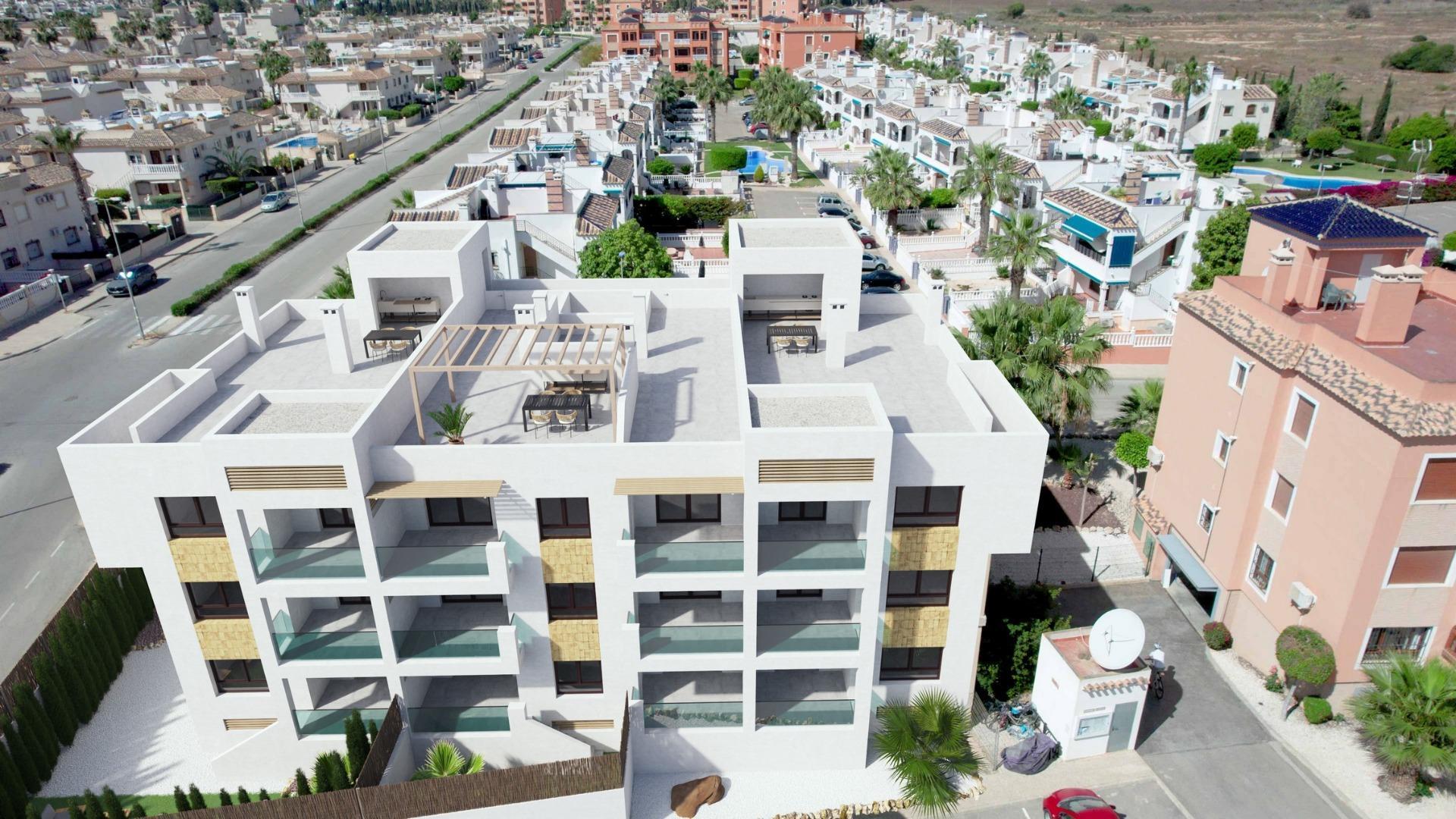 NYBYGD BOLIGKOMPLEKS I ORIHUELA COSTA

Nybygget boligkompleks i moderne stil med 12 leiligheter med 2 soverom og 2 bad, fordelt på tre ulike nivåer med terrasser.
De fleste av boligene har privat parkeringsplass og bod på garasjenivå, og et par av boligene har privat hage. 

Toppleilighetene har romslige solterrasser med fantastisk utsikt over området.
Lyse rom med middelhavspreg, der eleganse møter varme. Med overflater i nøytrale farger og en overvekt av hvitt gir disse leilighetene en rolig og innbydende atmosfære. 

Det åpne kjøkkenet integreres enkelt med oppholdsrommet og skaper et moderne og funksjonelt miljø. Her kan du nyte komfort og autentisitet i hvert eneste hjørne, der naturlige teksturer gir et særegent preg. Velkommen til middelhavsstilen, der lys og enkelhet skaper en varm og innbydende atmosfære.

Residencial er en del av et sameie som allerede er etablert med private adkomster, en fin felles parkeringsplass, hager og et flott svømmebasseng.

Velvære og glede for eierne som også vil ha tjenester for familiene sine, for eksempel internasjonale skoler, lekeplasser eller de mest anerkjente medisinske sentrene, og nyte livet i våre 320 soldager per år.

Residencial-komplekset ligger i et av de mest privilegerte områdene i Villamartin-PAU8, i en lukket og privat urbanisering helt ferdig.

Lyse rom med middelhavspreg, der eleganse møter varme. Med nøytrale farger og en overvekt av hvitt gir disse leilighetene en rolig og innbydende atmosfære. Kjøkkenet med åpen planløsning integreres uanstrengt 
integreres uanstrengt med oppholdsrommet og skaper et moderne og funksjonelt miljø. Her kan du nyte komfort og autentisitet i hvert eneste hjørne, der naturlige teksturer gir et særegent preg. Velkommen til middelhavsstilen, der lys og enkelhet forenes for å skape et varmt og innbydende hjem.

Boligene er utstyrt med stikkontakter for strøm og telekommunikasjon som kreves i henhold til de elektrotekniske lavspenningsforskriftene. 
Intercom for kommunikasjon mellom boligen og hovedinngangen. 
Hjemmeautomatiseringssystem: persiennestyring, alarm, lysstyring (stue og kjøkken). 
Forhåndsinstallasjon av sentral varm og kald luftkondisjonering.
Fullt utstyrt alarmsystem med en sensor per rom, berøringspanel og sirene.
Pansret sikkerhetsdør ved hovedinngangen med utvendig brun farge og hvitt innvendig panel. 
hvitt innvendig panel.
Hvitlakkerte innerdører med håndtak i rustfritt stål.
Innebygde garderobeskap med hvite skyvedører og mykt lukkesystem.

Toppleilighetene inkluderer forhåndsinstallasjon av kjøkken: vanntilførsel, kran, avløp og stikkontakt.

Dette komplekset kombinerer roen ved å bo i et rolig miljø, med komforten av alle tjenester innen fingertuppene.

Residencial ligger i de hyggelige omgivelsene på Villamartín golfbane, en urbanisering som ligger på Costa Blanca, bare 45 minutter fra Alicante flyplass og 1 time fra Murcia - Corvera flyplass, med tilgang til et bredt utvalg av tjenester som kjøpesentre, supermarkeder og bare 10 minutter fra de spektakulære sandstrendene i området.