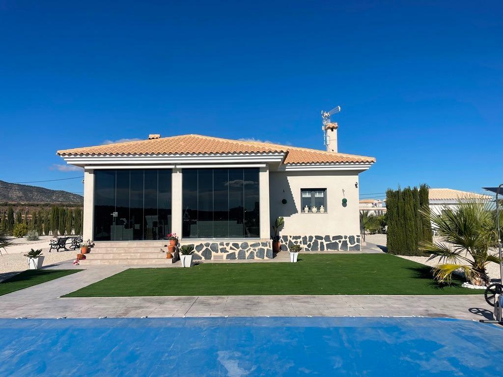 VILLAS DE OBRA NUEVA EN PINOSO&#13;&#13;Puede elegir villas con toques tradicionales españoles o acabados super modernos, luminosos y limpios. &#13;Diferentes parcelas legales disponibles (rústicas con un mínimo de 10.000 m2), algunas a poca distancia de la ciudad, algunas totalmente privadas y las más populares están a 5-10 minutos en coche de una ciudad. &#13;Tenemos una parcela para cada gusto, todas con vistas impresionantes y todas tienen agua de red + electricidad incluida en el precio e internet de alta velocidad disponible. &#13;Del mayor y mejor constructor de la zona y utilizamos materiales de primera calidad para un acabado perfecto. &#13;Todas las casas incluyen terraza de hormigón estampado de 2m alrededor de la piscina (color y patrón a elegir), 1m alrededor de la casa, entrada cerrada, vallado de 3.000 m2, preinstalación de aire acondicionado por conductos, cocina estándar, puerta de seguridad, ventanas oscilobatientes alemanas (o correderas si se prefiere), chimenea empotrada, preinstalación de televisión e internet, camino de grava más unos metros alrededor de la casa, fosa séptica. &#13;Los baños incluyen columna de ducha, plato de ducha o bañera, muebles de lavabo (varios colores a elegir) con fregaderos, grifos y espejos, además de una gran selección de azulejos de pared. &#13;Amplia selección de baldosas cerámicas para el suelo, de distintos colores, efecto madera, etc. &#13;Las cocinas incluyen armarios con puertas y tiradores estándar, según planos facilitados, fregadero y grifo de acero inoxidable, preinstalación para horno, lavavajillas, extractor. Varias encimeras de granito a elegir incluidas en el presupuesto, otras encimeras de piedra disponibles como extras. Electrodomésticos no incluidos. &#13;Escalera de mármol (crema, blanco o gris) y barandillas incluidas, más barandillas para el porche delantero. &#13;Gran ventana fija de cristal en la escalera para más luz. &#13;Elección de los azulejos y del diseño de los escalones de la piscina. Elección del granito para los escalones exteriores de la casa y los silos de las ventanas. &#13;Puede personalizar la casa a su gusto, la mayoría de los cambios internos son gratuitos, las casas se pueden ampliar e incluso podemos construir su propio diseño. &#13;Puede ampliar su casa con una piscina más grande, garaje individual o doble, casa de invitados, etc., con un coste adicional.&#13;&#13;La hermosa y próspera ciudad de Pinoso es de aproximadamente 45 minutos hacia el interior de Alicante y las playas de arena blanca de la Costa Blanca y cerca de la frontera de Murcia, Alicante.&#13;&#13;Tiene una población de poco menos de 8.000 habitantes. Pinoso, también conocido como El Pinos debe su nombre a los pinos que cubren las sierras de la zona. Pinoso ofrece un estilo de vida rural español, sin semáforos, casi sin tráfico, prácticamente los únicos atascos son causados por los tractores que llevan las uvas a la Bodega. Los campos están plantados de viñas, almendros y olivos. En febrero los campos se llenan de almendros en flor de color rosa.&#13;&#13;Pinoso tiene muchos bares, restaurantes y tiendas, un nuevo centro médico 24 horas, dentistas, dos escuelas primarias y 1 secundaria, un teatro. Hay un excelente centro deportivo con piscinas al aire libre, pistas de tenis, campos de fútbol y gimnasio, biblioteca y muchas otras instalaciones, incluyendo una hermosa zona de picnic entre los pinos, con barbacoas, zonas de estar y agua corriente.&#13;