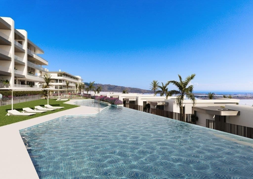COMPLEJO RESIDENCIAL DE OBRA NUEVA CERCA DE MUTXAMEL

Ven a vivir en un complejo en una zona con una alta calidad de vida, situado en el campo de golf de Bonalba con impresionantes vistas al mar cerca de Mutxamel, a poca distancia del aeropuerto de Alicante, la ciudad de Alicante y las playas....

El complejo residencial dispone de apartamentos de 2 y 3 dormitorios con amplias terrazas, y villas de 2, 3 y 4 dormitorios. Un hogar de ensueño donde creará los mejores recuerdos de su vida.
Viviendas exclusivas con todos los servicios necesarios al alcance de la mano. Relájese después de un largo día de trabajo en la piscina del complejo. Cada rincón ha sido desarrollado con atención al detalle. Querrá invitar a amigos y familiares a disfrutar de su espaciosa casa de dos, tres o cuatro dormitorios cada fin de semana.

Disfrute de la vida de sus sueños en el complejo: carreras matutinas; un relajante baño en la piscina del complejo; una encantadora comida con amigos y familiares en el Club Social; y una tarde de diversión con los niños en las zonas infantiles. Y todo ello en un entorno exclusivo a pocos pasos de una relajante partida de golf.

Ya sea solo, con su mascota o con sus seres queridos, cada rincón que visite está diseñado para proporcionarle confort visual y mantenerle a usted y a los suyos a salvo. Durante sus paseos por las zonas comunes del complejo, podrá encontrar:
Una gran fuente acabada en azulejos azules.
Una zona junto a la piscina con césped natural.
Mobiliario repartido por toda la parcela en el que descansar y contemplar las vistas del complejo.
Pequeñas zonas de césped artificial y cerámica en tono madera lustrosa.
El complejo está totalmente vallado con video portero para su seguridad y la de los que más le importan.

Edificios y arquitectura de gran elegancia y estilo contemporáneo que le cautivarán.

Por si disfrutar de un espacio con un estilo impecable no fuera suficiente, tu nuevo hogar junto al campo de golf de Bonalba contará con amplias terrazas equipadas con barandillas de cristal que te permitirán contemplar las vistas al mar con un detalle impecable. Imagínese despertarse cada mañana para enfrentarse al extraordinario amanecer alicantino. Desayune con la mejor luz de España: la luz del Mediterráneo.