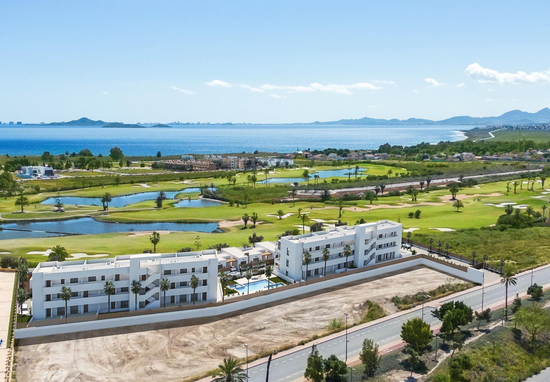 RESIDENCIAL DE OBRA NUEVA EN LOS ALCAZARES 

Residencial de obra nueva se compone de 32 apartamentos y áticos de 2 y 3 dormitorios y 9 exclusivas villas que combinan diseño moderno, calidad y funcionalidad. 
Su inmejorable ubicación ofrece impresionantes vistas al golf y al mar Menor.

Viviendas modernas con cocina americana y salón, armarios empotrados, terrazas, plaza de garaje y trasteros.
Los áticos disponen de solarium privado.

Residencial situado en primera línea del prestigioso campo de golf "La Serena Golf". Este campo de golf es muy conocido por sus lagos y vegetación que se entrelazan con el campo de golf. El agua y los lagos están presentes en 16 de los 18 hoyos, pero todo el recorrido está diseñado para ofrecer al golfista diferentes estrategias en cada hoyo. Otro aspecto que hace único a este campo de golf es que está conectado a pie con el centro de la ciudad, algo imposible de encontrar en otros lugares de golf que nos permiten disfrutar de la tranquilidad y la belleza de la zona sin renunciar al acceso a los servicios que ofrece Los Alcázares.

Residencial situado en Los Alcázares una zona excepcional de la Costa Cálida a tan sólo 
25 minutos del aeropuerto de Murcia y a 55 min del aeropuerto de Alicante. La zona está conectada a través de autovía con las ciudades de Cartagena, Murcia y Alicante y el resto de playas de la Costa Cálida y la Costa Blanca.