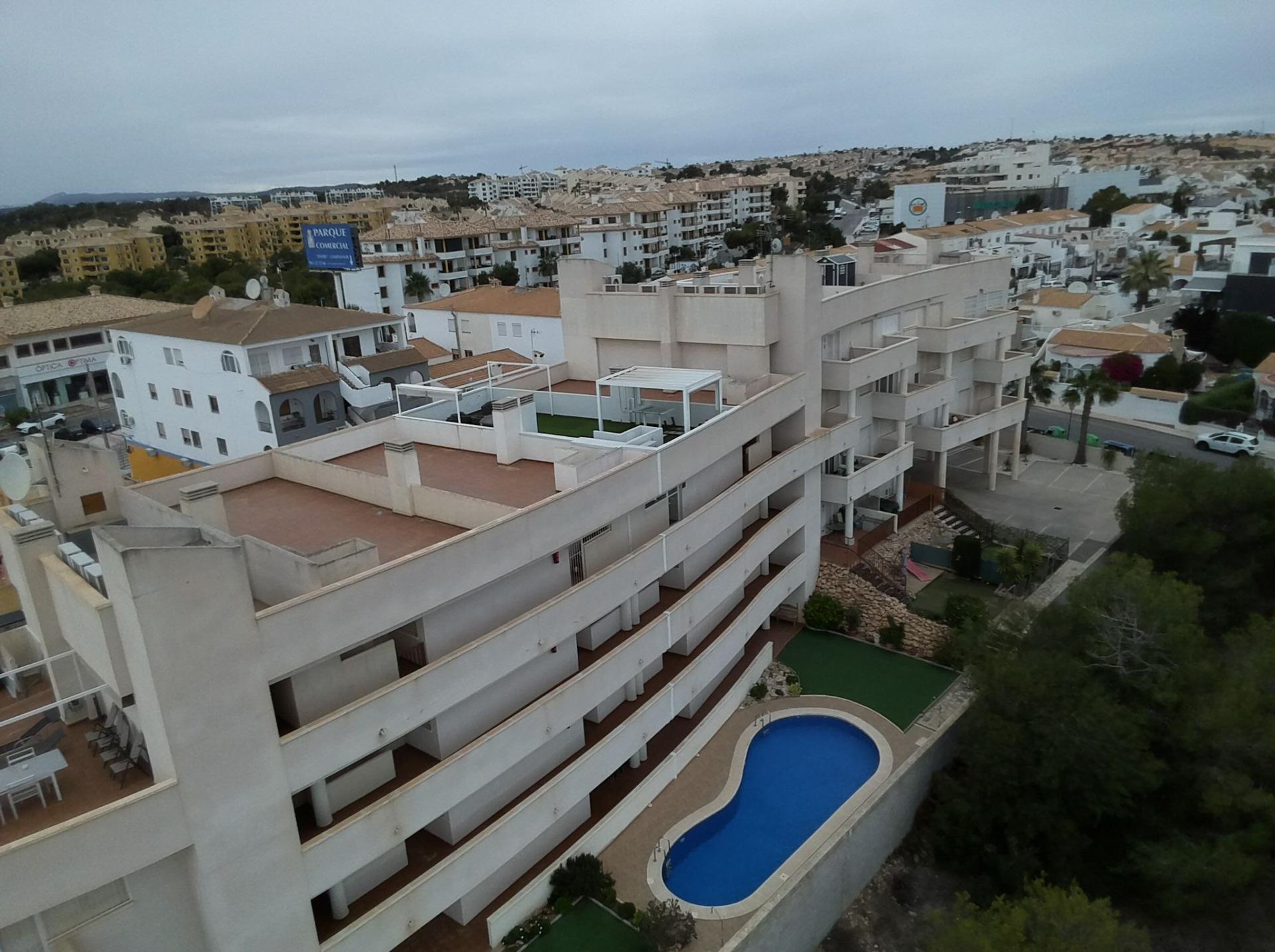 NYBYGDE BOLIGER I ORIHUELA COSTA

Nybygget er et eksklusivt bygg bestående av 11 moderne, innflyttingsklare leiligheter som er designet for å gi maksimal komfort og livsstil. 
Alle leilighetene har lik planløsning, med mulighet for solarium, terrasse eller privat hage.
Alle leilighetene har 2 soverom og 2 bad, samt et romslig oppholdsrom og integrert kjøkken som skaper et koselig og funksjonelt rom der du kan dele spesielle øyeblikk med dine nærmeste.
I hjertet av boligkomplekset finner du et vakkert felles svømmebasseng, perfekt for avslapping og forfriskning på varme sommerdager.
 I tillegg har boligen en strategisk beliggenhet i nærheten av viktige tjenester og fasiliteter. Bare et steinkast unna finner du supermarkedene Mercadona og ALdi, der du enkelt kan få dekket alle dine daglige behov.

Hvis du er golfentusiast, vil du bli glad for å vite at boligen er omgitt av prestisjefylte golfbaner, hvor du kan øve på svingen og nyte fantastisk panoramautsikt. 
Nærheten til havet gir deg dessuten muligheten til å nyte vakre strender og strandpromenader.
Kort sagt er residential mer enn bare en boligblokk; det er en livsstil som kombinerer komfort, luksus og nærhet til alle nødvendige fasiliteter for å nyte livet fullt ut.