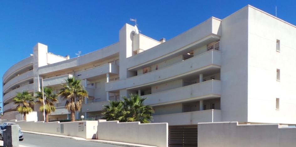 NYBYGDE BOLIGER I ORIHUELA COSTA

Nybygget er et eksklusivt bygg bestående av 11 moderne, innflyttingsklare leiligheter som er designet for å gi maksimal komfort og livsstil. 
Alle leilighetene har lik planløsning, med mulighet for solarium, terrasse eller privat hage.
Alle leilighetene har 2 soverom og 2 bad, samt et romslig oppholdsrom og integrert kjøkken som skaper et koselig og funksjonelt rom der du kan dele spesielle øyeblikk med dine nærmeste.
I hjertet av boligkomplekset finner du et vakkert felles svømmebasseng, perfekt for avslapping og forfriskning på varme sommerdager.
 I tillegg har boligen en strategisk beliggenhet i nærheten av viktige tjenester og fasiliteter. Bare et steinkast unna finner du supermarkedene Mercadona og ALdi, der du enkelt kan få dekket alle dine daglige behov.

Hvis du er golfentusiast, vil du bli glad for å vite at boligen er omgitt av prestisjefylte golfbaner, hvor du kan øve på svingen og nyte fantastisk panoramautsikt. 
Nærheten til havet gir deg dessuten muligheten til å nyte vakre strender og strandpromenader.
Kort sagt er residential mer enn bare en boligblokk; det er en livsstil som kombinerer komfort, luksus og nærhet til alle nødvendige fasiliteter for å nyte livet fullt ut.