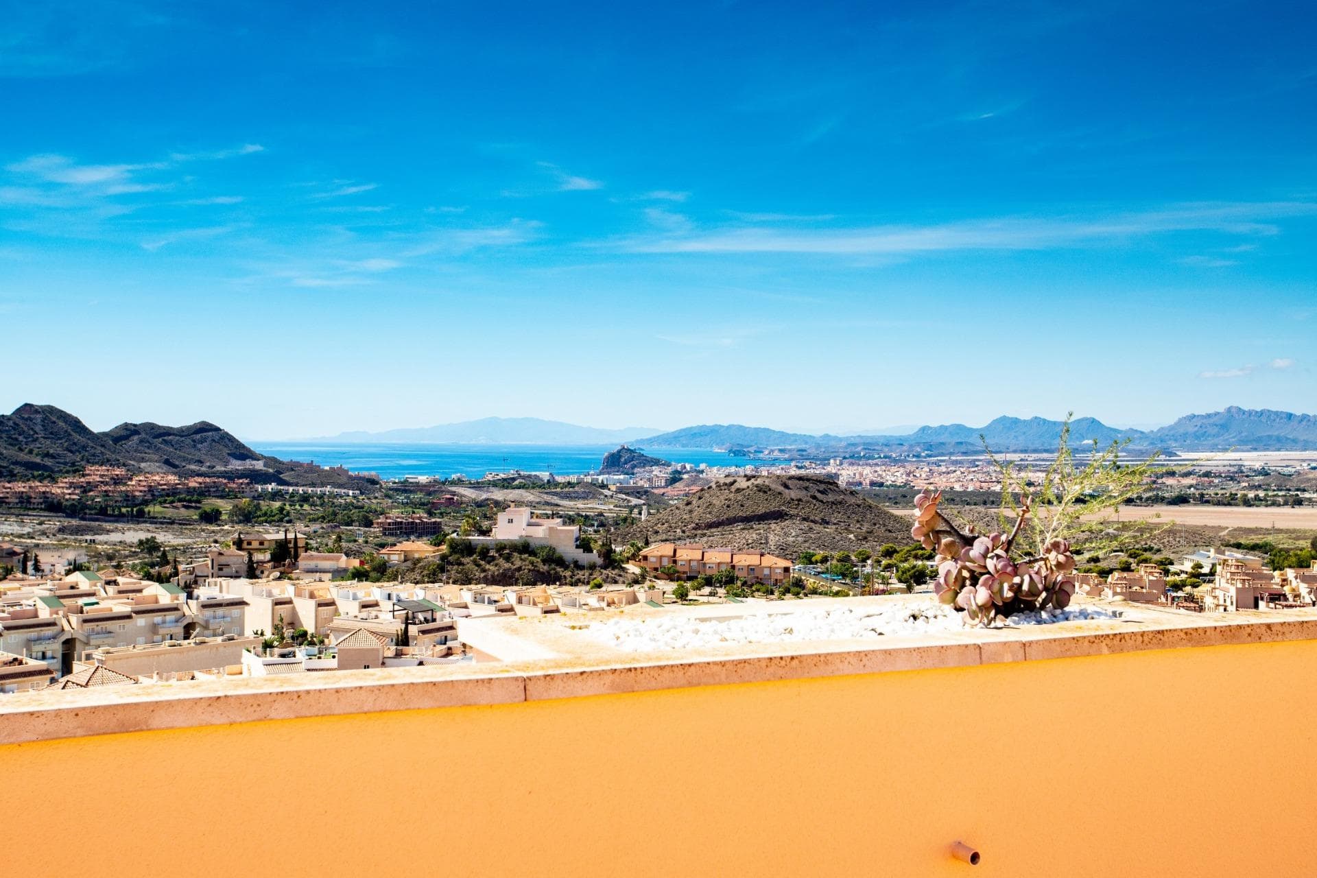 RESIDENCIAL DE OBRA NUEVA LLAVE EN MANO EN AGUILAS

El residencial se compone de 114 apartamentos con 2 piscinas comunitarias y solo quedan 10 unidades. 
Un apartamento y áticos consta de un gran salón, 2 dormitorios, una cocina amueblada, 2 baños y una gran terraza. 
Cada apartamento tiene una plaza de aparcamiento cubierto. 
Las impresionantes vistas al mar desde las amplias terrazas y la piscina están en los atractivos más valiosos de estos apartamentos.
El residencial está situado en una zona residencial que ofrece un entorno agradable y tranquilo, vistas al mar y a la montaña, y está bien comunicado a la vez con la playa y con todos los servicios y opciones de ocio que se necesitan en el día a día, como supermercados, restaurantes, chiringuitos, centro de salud, gimnasio, submarinismo, ect.

Los apartamentos, construidos en 2008 y recientemente renovados, se entregan amueblados, con paquete de iluminación, electrodomésticos y aire acondicionado.

Residencial situado en zona excepcional de la Costa Cálida a tan solo 50 minutos del nuevo aeropuerto de Murcia o Almería y a 1h30 del aeropuerto de Alicante. 
La zona está conectada a través de autovía con las ciudades de Cartagena, Alicante y el resto de playas de Murcia y Almería. 
El lugar es accesible mediante trenes de cercanías. 

Situado en Aguilas es una pequeña ciudad con muchas comodidades, una larga playa para pasear y relajarse bajo el sol. 

Cuenta con 28 kilómetros de costa en los que hay 35 playas con diferentes tipos de espesores de arena situadas en diferentes paisajes, desde calas y playas vírgenes en entornos naturales hasta las playas urbanas de la ciudad de Águilas.
 Su clima desértico y cálido está presente todo el año con una media anual de 22º con temperaturas suaves en invierno y muy calurosas en verano. 

Águilas es un enclave perfecto para la práctica del submarinismo, los deportes náuticos, el senderismo y el golf.