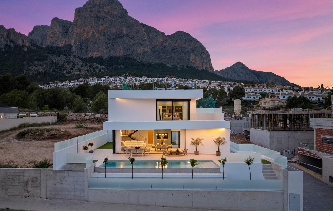 НОВЫЕ ВИЛЛЫ В ПОЛОПЕНовый жилой комплекс из 46 вилл в Полопе.Современные виллы построены на 3 этажах, имеют 3 спальни, 3 ванные комнаты, гостевой туалет, современную кухню открытого плана с большой гостиной/столовой имеет прямой выход на террасу с бассейном, встроенные шкафы, подвал с гаражом и кладовой, кондиционеры, бытовая техника.Город Полоп предлагает удивительный спектр возможностей для любителей активного отдыха в окружении природы и непревзойденного спокойствия.Муниципалитет, расположенный менее чем в 10 километрах от Бенидорма, Альтеи и их пляжей, отличается средиземноморским климатом с прохладной температурой и чистым воздухом.Он простирается от рек Гвадалест и Альгар до города Вильяхойоса, включая пляжи Альбира и Бенидорма; вглубь территории он граничит с Кальосой и Гвадалестом.