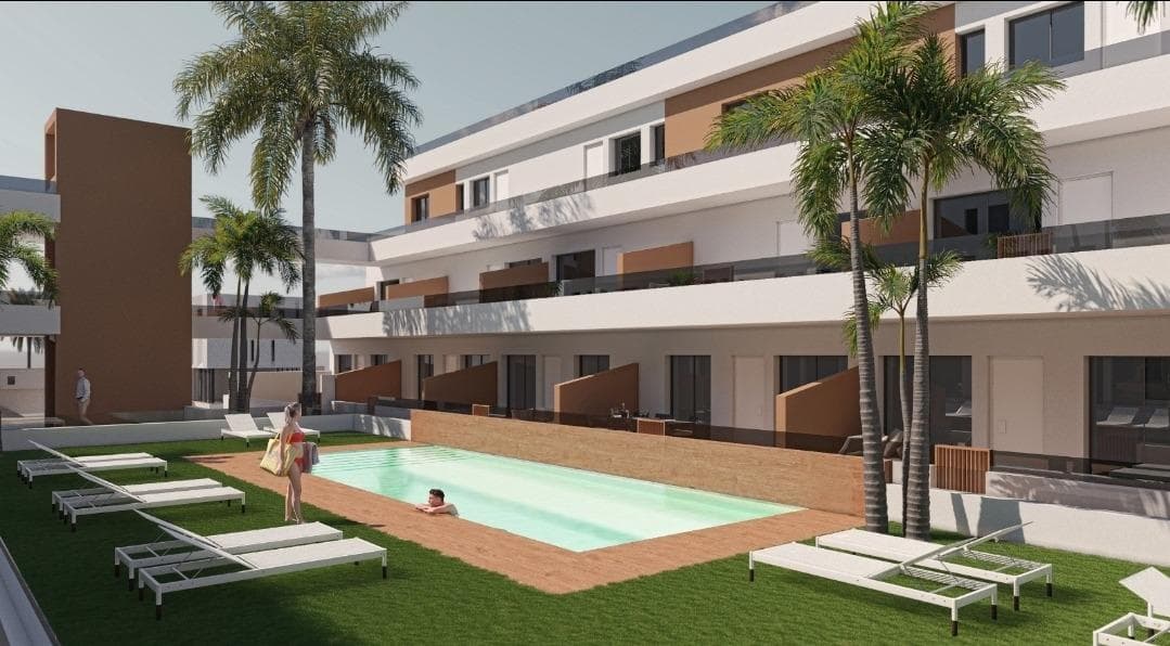 RESIDENCIAL DE OBRA NUEVA EN PILAR DE LA HORADADA

Residencial de obra nueva de apartamentos y áticos en Pilar de la Horadada.

Apartamentos en planta baja y media con amplias terrazas y áticos en planta alta con solarium privado.

Viviendas modernas de 2 y 3 dormitorios, 2 baños, cocina americana con amplio salón, armarios empotrados. Cada vivienda dispone de plaza de garaje y trastero.

Todo a tu alcance para que disfrutes de una excelente ubicación.

Pilar de la Horadada es un típico pueblo español en la parte más meridional de la Costa Blanca.

La gran calle principal tiene supermercados, muchas tiendas, restaurantes y bares y algunas plazas encantadoras.

Las hermosas playas de Torre de la Horadada y Mil Palmeras con paseo marítimo de arena fina está a sólo 5 minutos.

Los aeropuertos de Corvera (Murcia) y Alicante están respectivamente a 40 y 55 minutos.