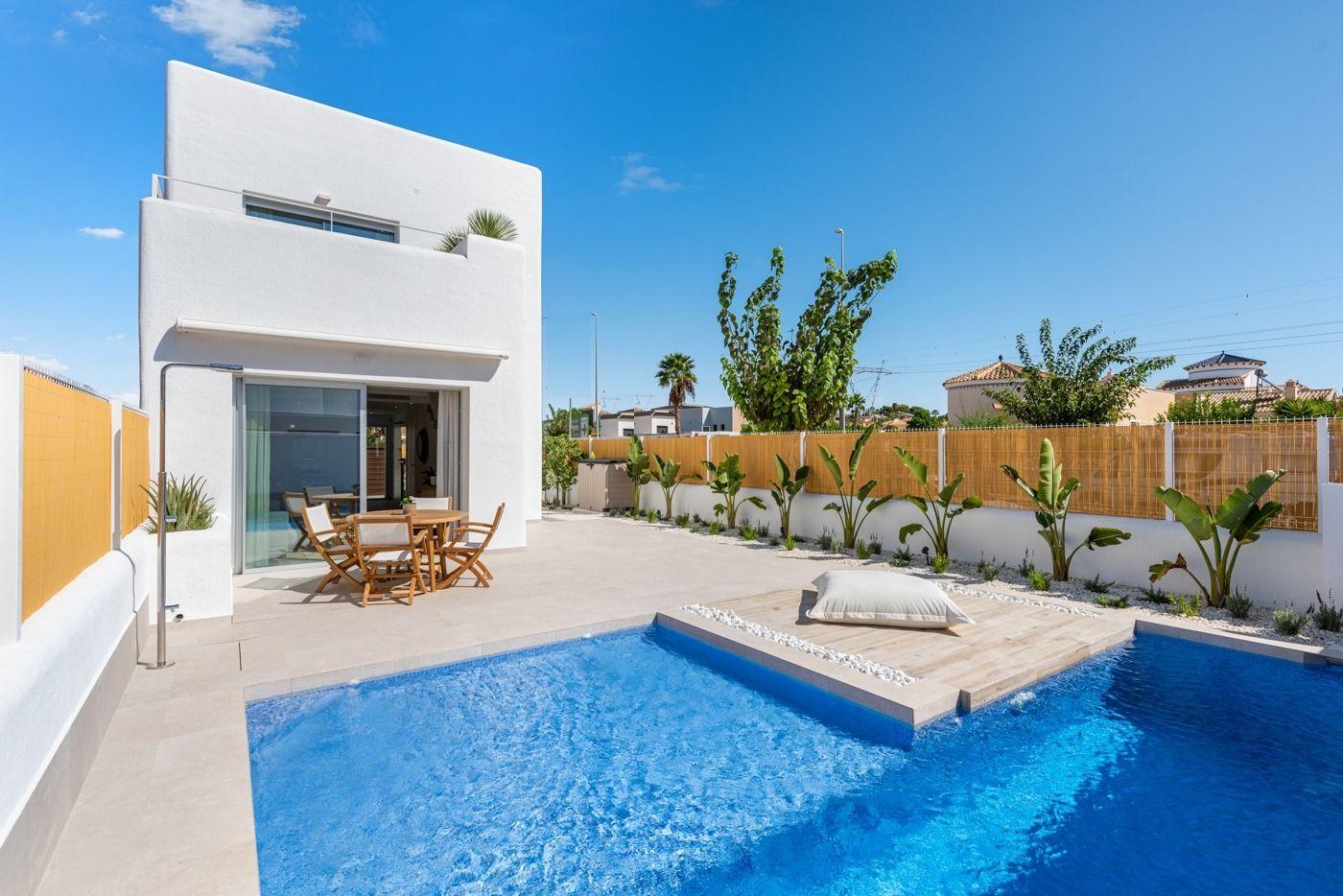 IBIZA STIL BOLIG
 Hus i Ibiza-stil på en selvstendig tomt med terrasse, parkeringsplass og privat basseng. Huset har stue, kjøkken, 3 soverom, 2 bad, og har privilegert utsikt.

 Nøye designet hus med materialer av høy kvalitet for å tilfredsstille de mest krevende kundene.

Mulighet for privat solarium mot et pristillegg.

 Eiendom som ligger i urbanisasjonen La Marina, et privilegert område på Costa Blanca, omgitt av natur og utstyrt med alle tjenester. 20 minutter fra Alicante flyplass, nær de vakre strendene i Guardamar del Segura og 2 km fra golfbaner. Den utmerkede beliggenheten gjør det til et perfekt alternativ for de som søker ro.