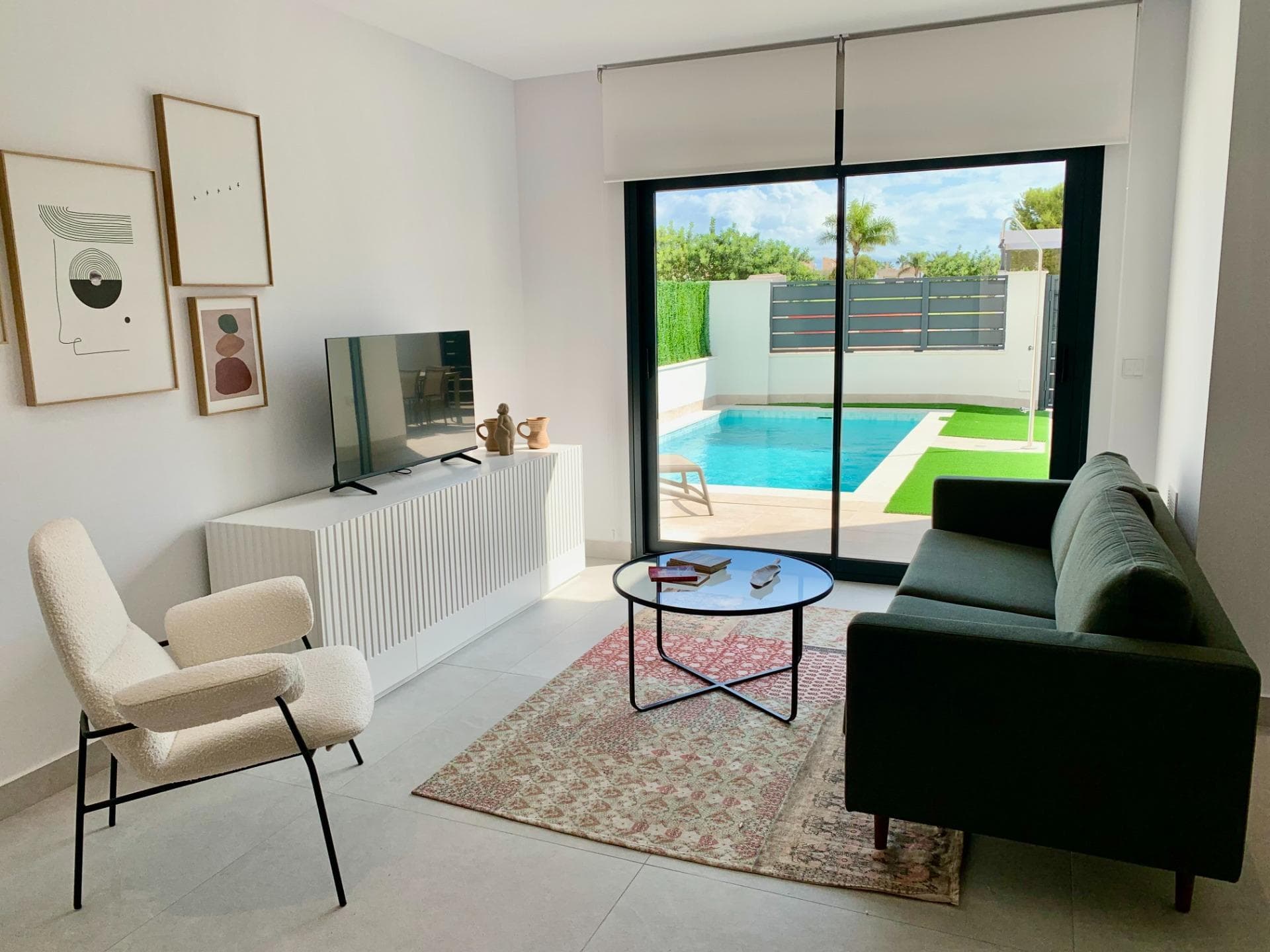 Nybygde villaer i Roda Golf

Villaer med 3 soverom og 3 bad og eget privat svømmebasseng. 

Alle villaene har terrasser i første etasje og et stort solarium i andre etasje, slik at du kan nyte solen hele året. 

Perfekt beliggenhet med utsikt over golfbanen, 20 minutter fra Murcia flyplass og 10 minutter fra Mar Menor og Middelhavsstrendene.

Roda er den ideelle golfbanen for å utøve favorittsporten din og nyte ferien i Mar Menor, Murcia. Roda Golf regnes som en av de beste golfbanene i Murcia, og ligger i paradisiske omgivelser der den vakre naturen vibrerer harmonisk med kysten av Middelhavet.

En uforglemmelig opplevelse for deg og din familie, vår golfbane tilbyr aktiviteter og fasiliteter for alle barn og voksne, uavhengig av golfnivå. Klimaet er temperert, solen skinner nesten 300 dager i året og gjennomsnittstemperaturen er rundt 21 oC.