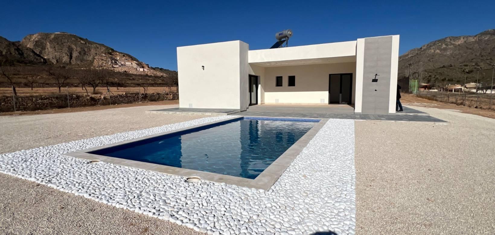 NYBYGD VILLA I ALBANILLA, MURCIA

Nybygget villa på en stor tomt i Abanilla kommune, Murcia-provinsen.

Moderne villa på ett plan bygget på en enorm tomt på 5000 m2, har 3 soverom, 2 bad, gjestetoalett, åpen kjøkkenløsning med romslig stue-spisestue, store gulv-til-tak-vinduer med mye naturlig lys, innebygde garderober.

Privat svømmebasseng. 
Garasje for 2 biler.

Ligger i den spanske kommunen Abanilla, Murcia-regionen, innenfor Sierras de Barinas, Espada &amp; Quibas; på A9-veien, som grenser til Alicante kommune i byen Algueña. Det ligger i et område med stor, naturlig skjønnhet, omgitt av vingårder som produserer lokale viner i regionen, og bare 15 minutter fra Fortuna, kjent for sine naturlige varme kilder. Det antas faktisk at Balneario de Leana er et av de eldste naturlige termalbadene i hele Spania. Det er også landskapet kjent som Lunar de Abanilla, et sted som ligger på en sekundærvei til Baños de Fortuna, fraværet av vegetasjon og den overdrevne vannerosjonen av leirjorda - badlands - et spektakulært sted å se! Dette landskapet står i dramatisk kontrast til frukthagene i Mayoha, som er rike på alle slags hagebruk og frukt. En enklave midt i naturen som ligger bare 45 minutter fra Alicante flyplass og 50 minutter fra kysten med noen av de vakreste strendene.